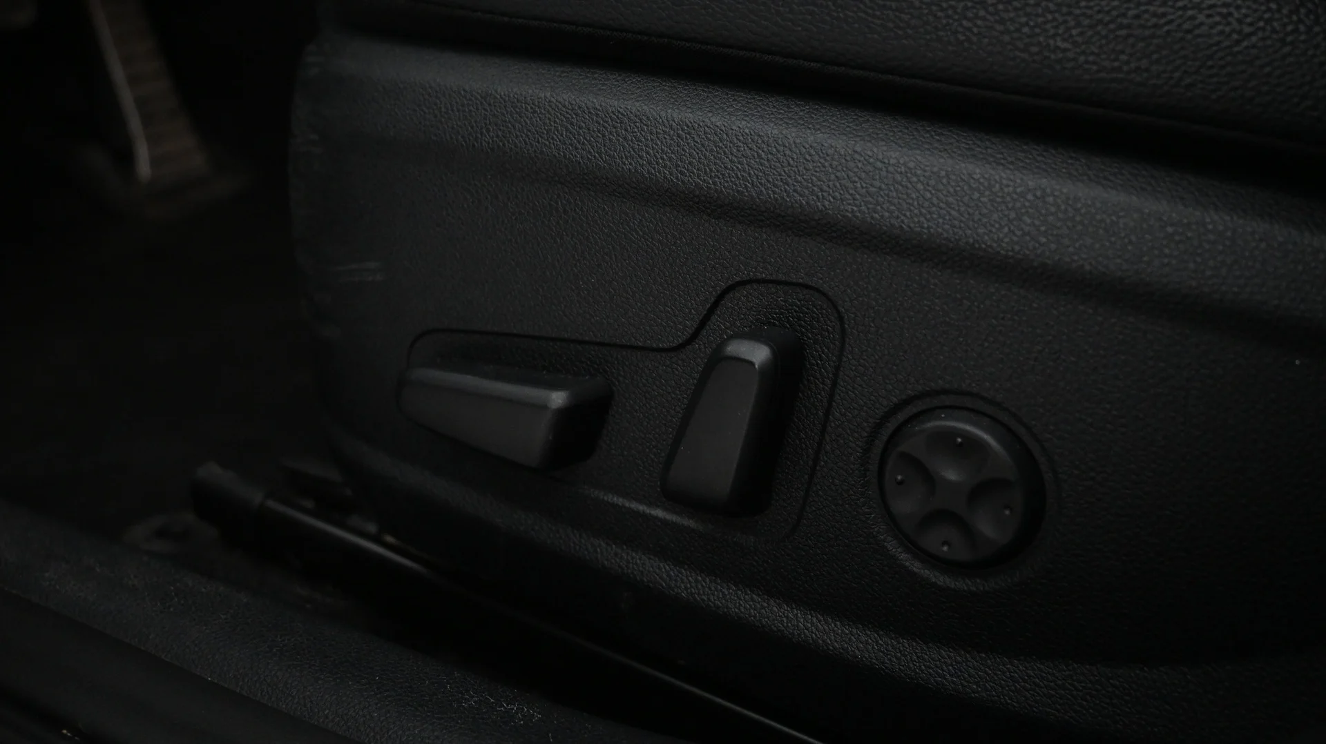 Car Image - 5QWnCAGh1peihwVSO5Cexq