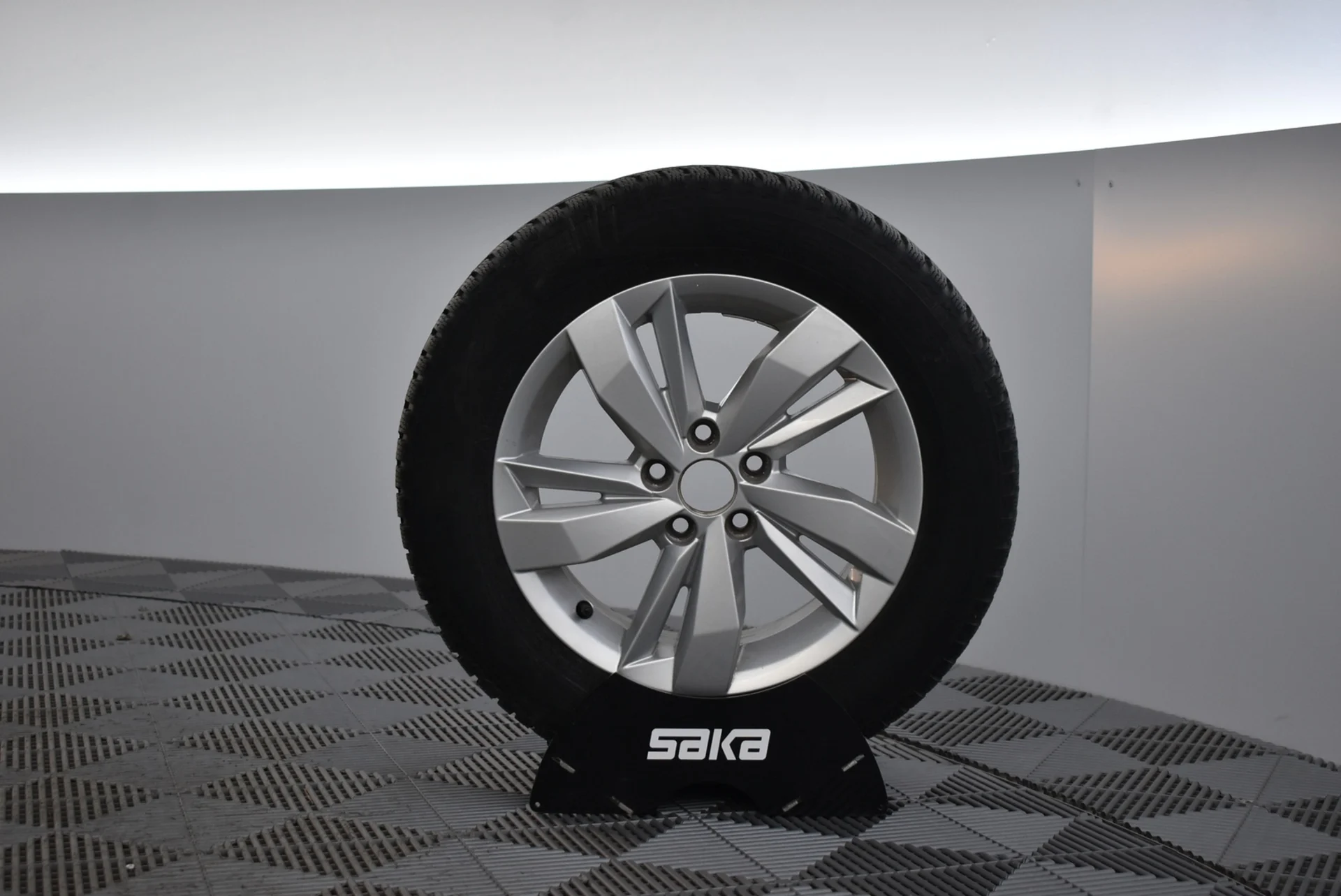 Car Image - 20AQ67oUIOt4HaP5Gq9obJ