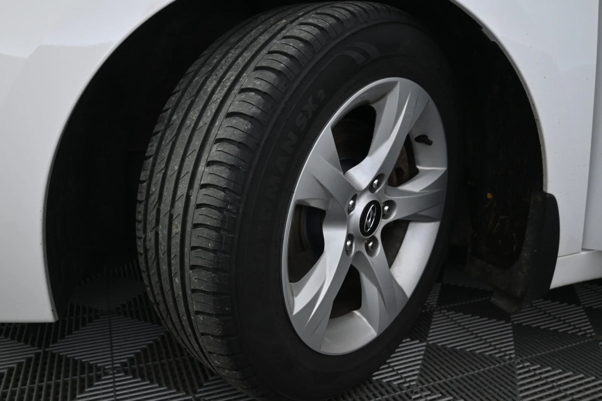 Car Image - 5vBoxhPRz9LqMsinfbBfoB