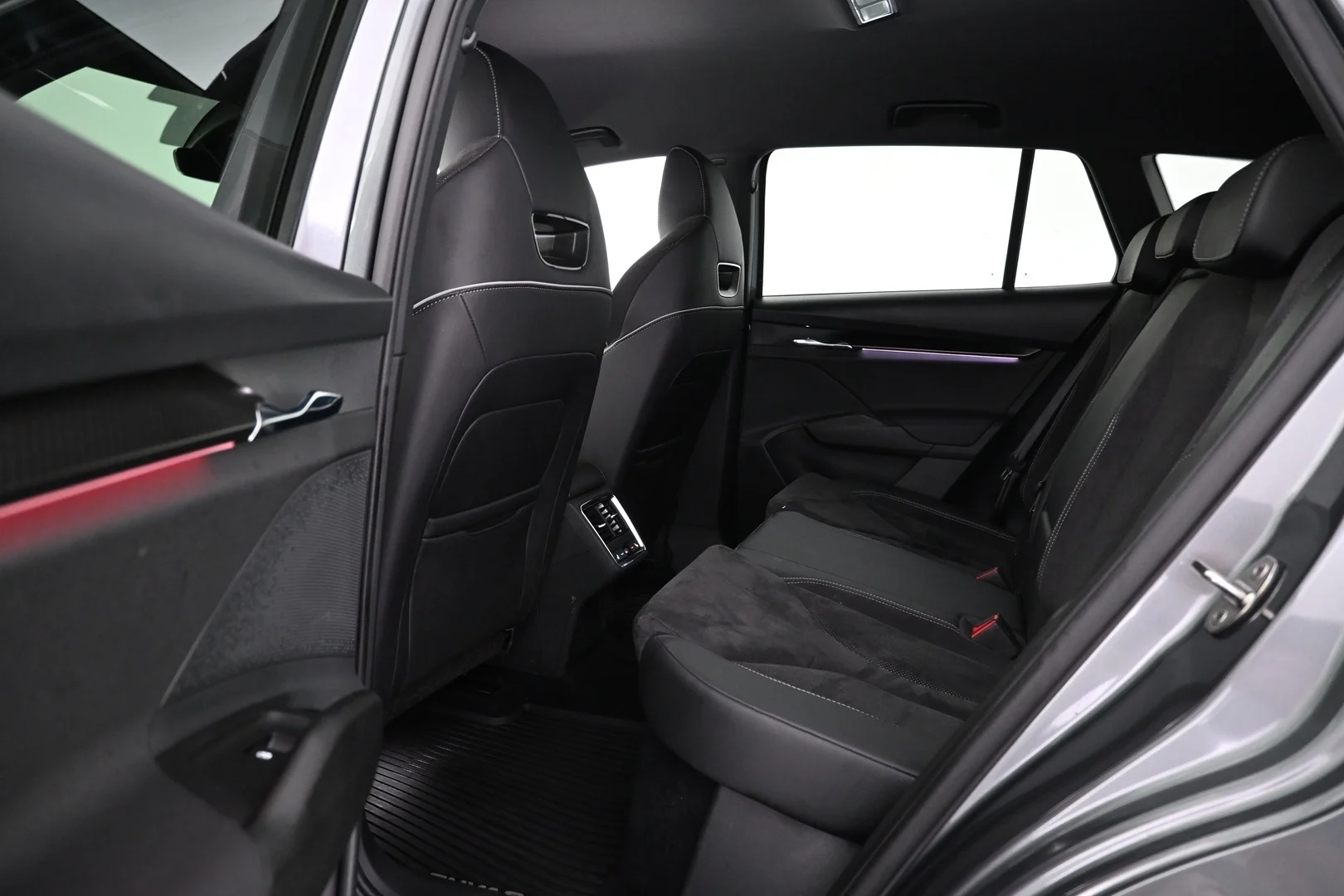 Car Image - 7CDe9bOfpoicuz13y4MbFI