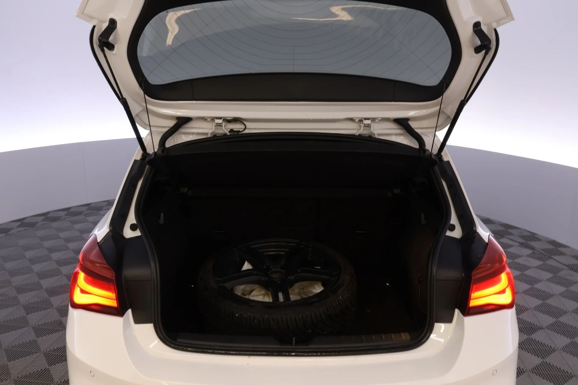 Car Image - 6i29SpZqq4HkxagUnB8uTC