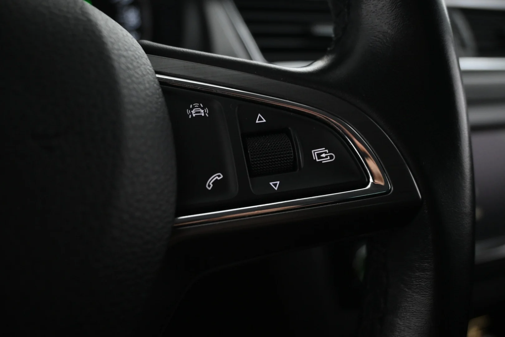 Car Image - 79EC46UxGAn7rcuv7JzHkl