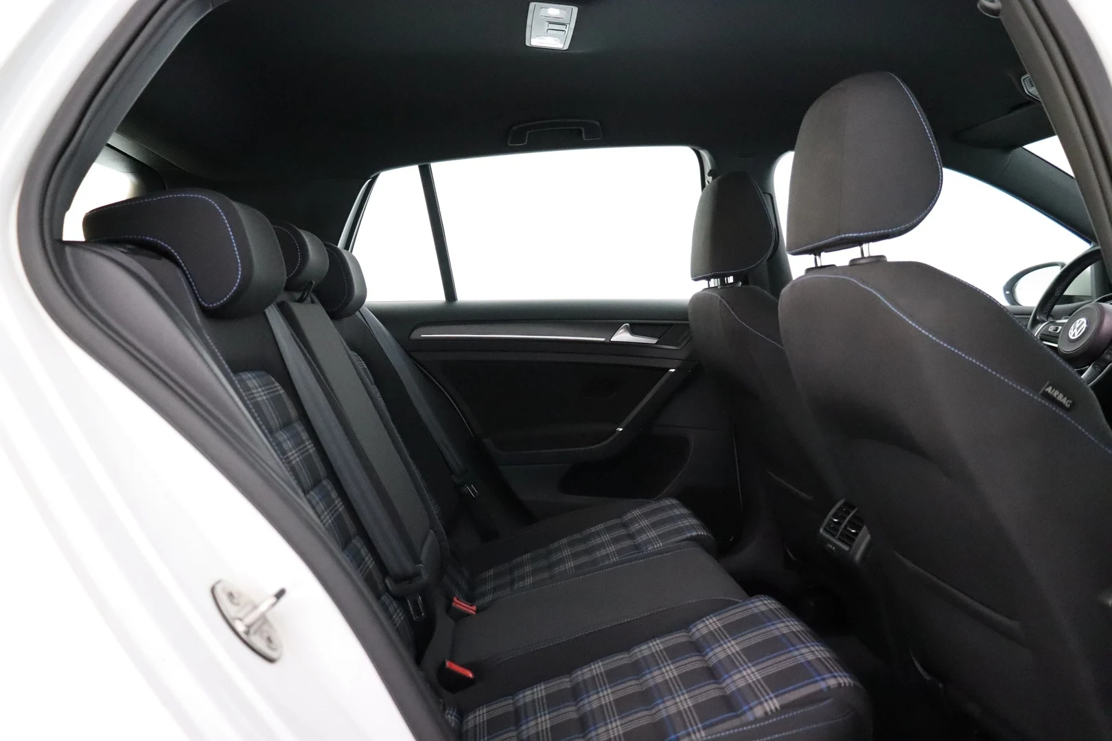 Car Image - 4e4UaYL4jshTNr1XrJJEBa