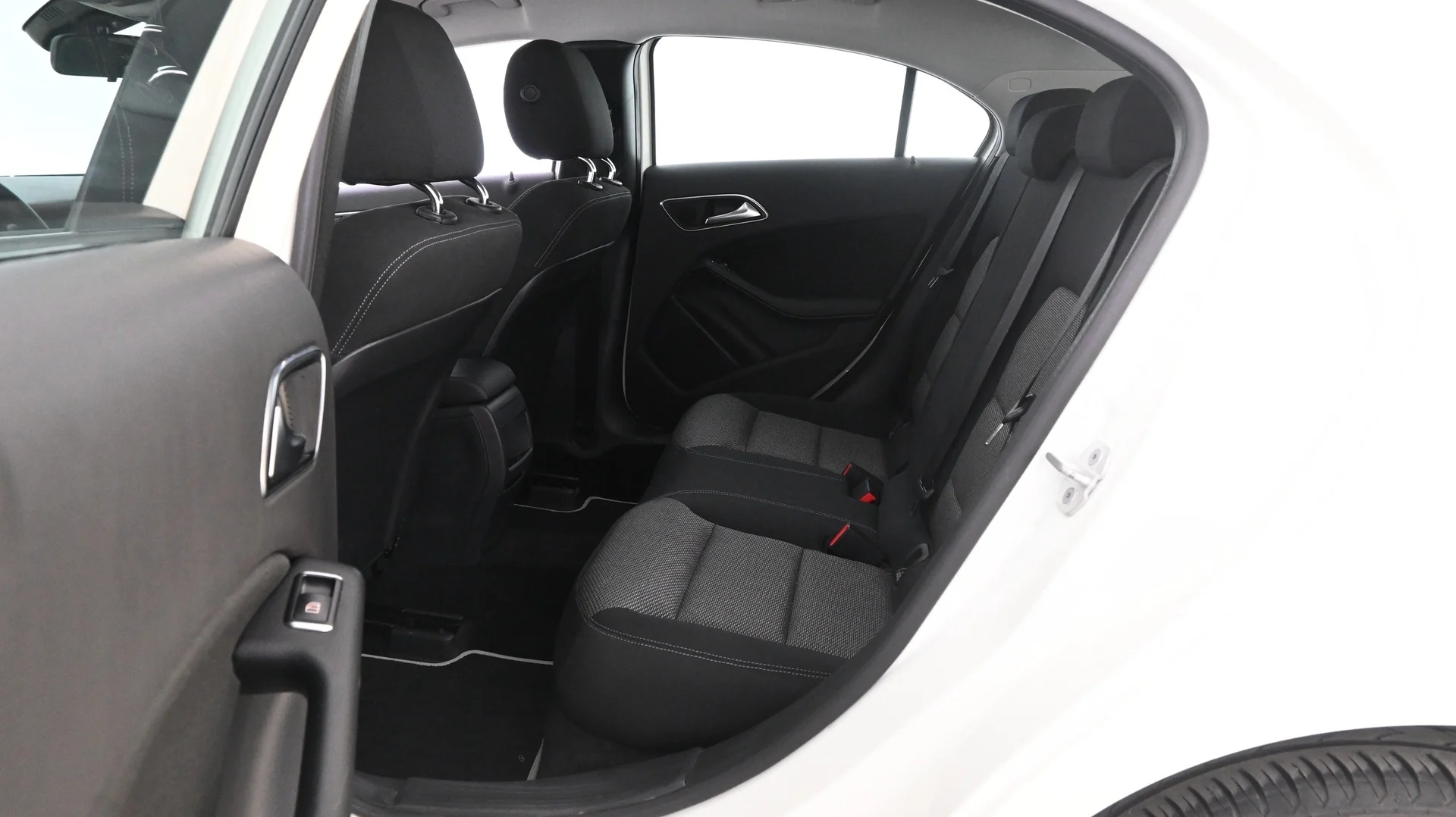 Car Image - 13DKLBfdGVJIjKouFkIudj
