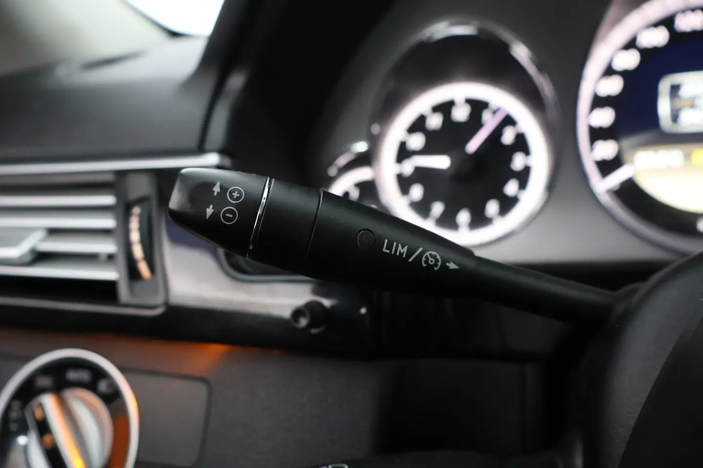 Car Image - 5M5KzdrU7aPhcvEv6EBpM8