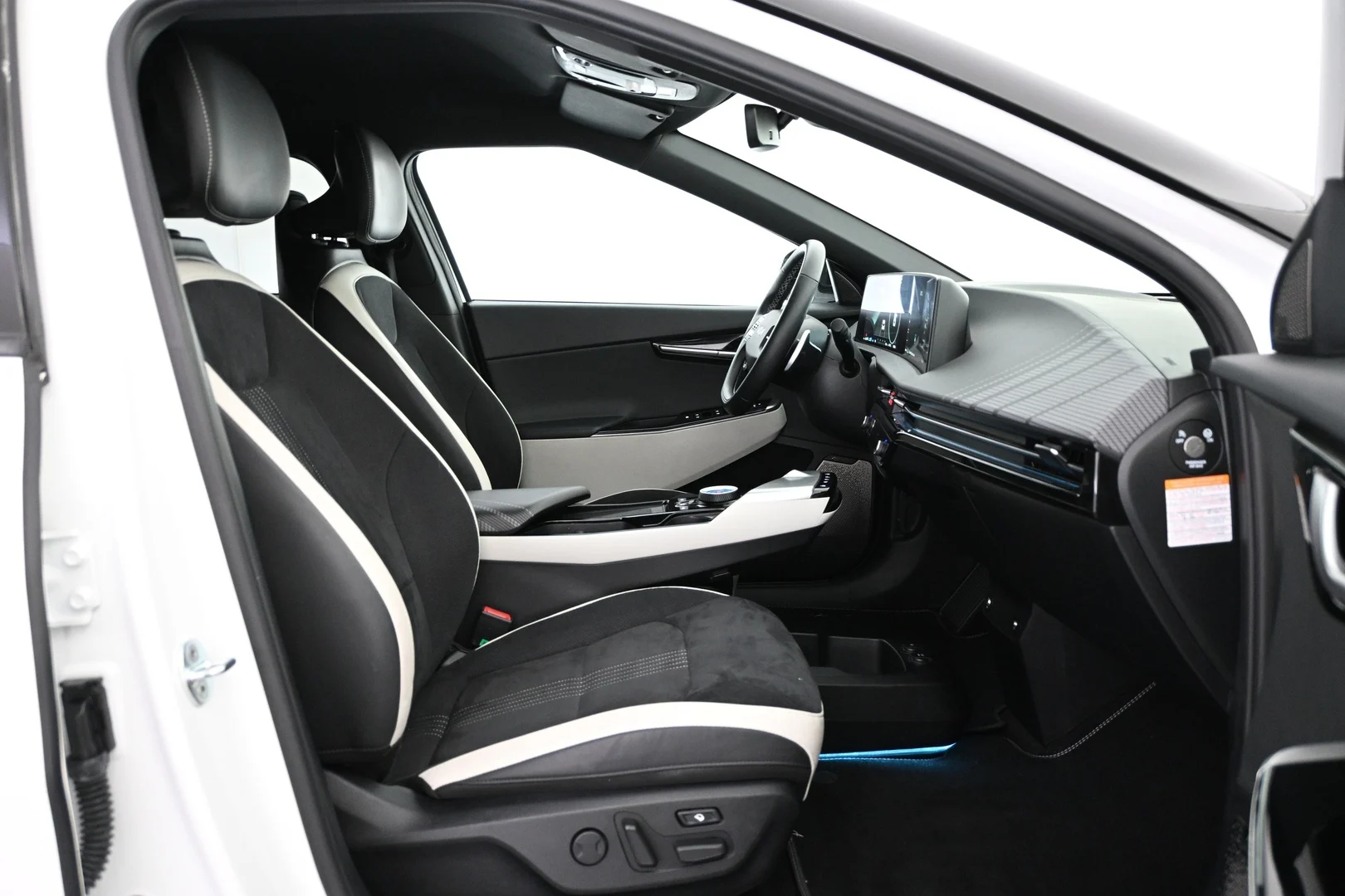 Car Image - 4Ji7j5Mw4TvSmzrCLYYeu3