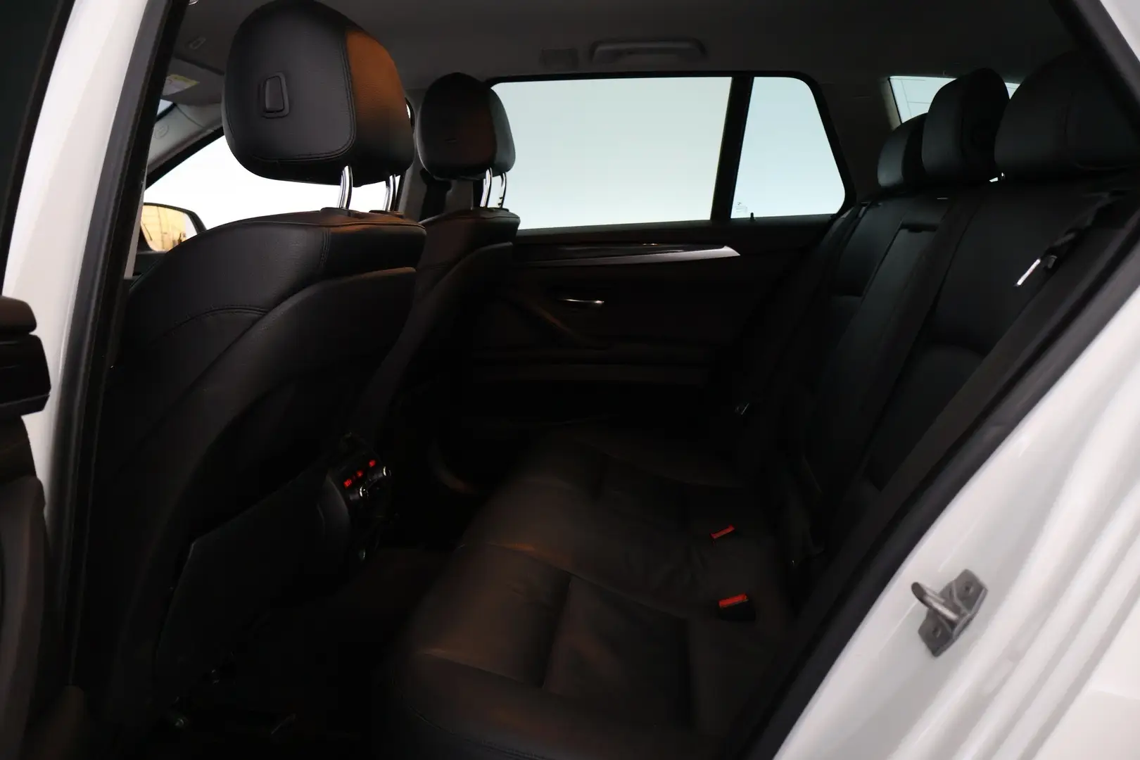 Car Image - 7MAmdxFWwUFvjDf2Sm3aIm