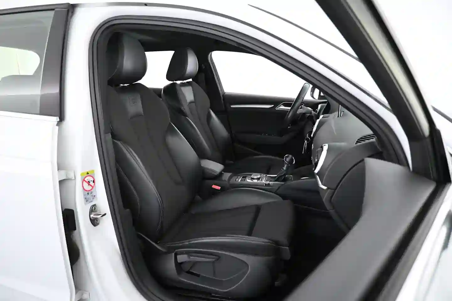 Car Image - Dhq3VjHE156xrsckq7XfK