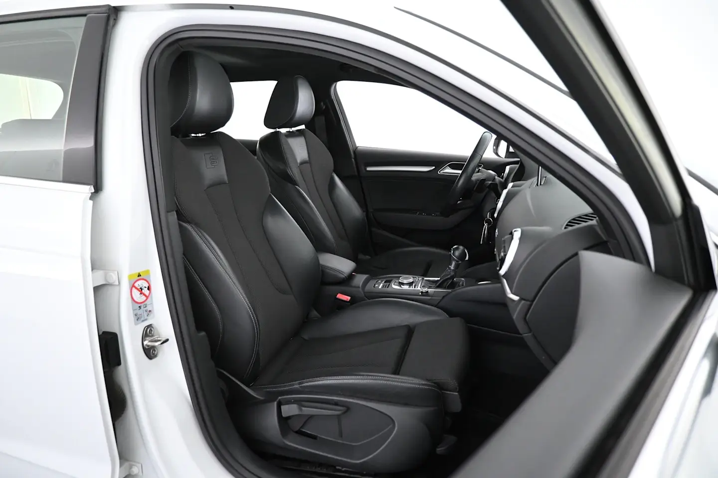 Car Image - Dhq3VjHE156xrsckq7XfK