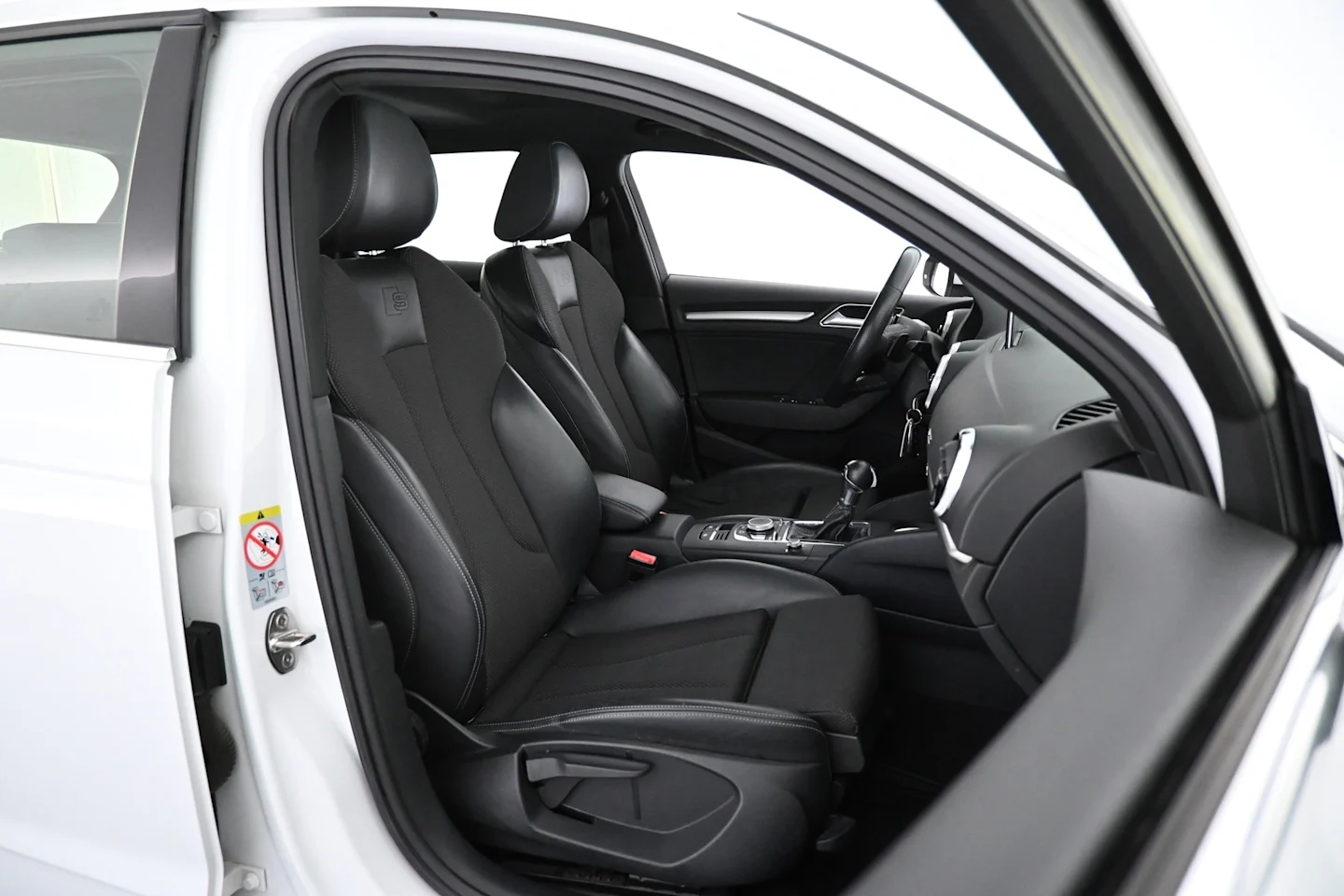 Car Image - Dhq3VjHE156xrsckq7XfK