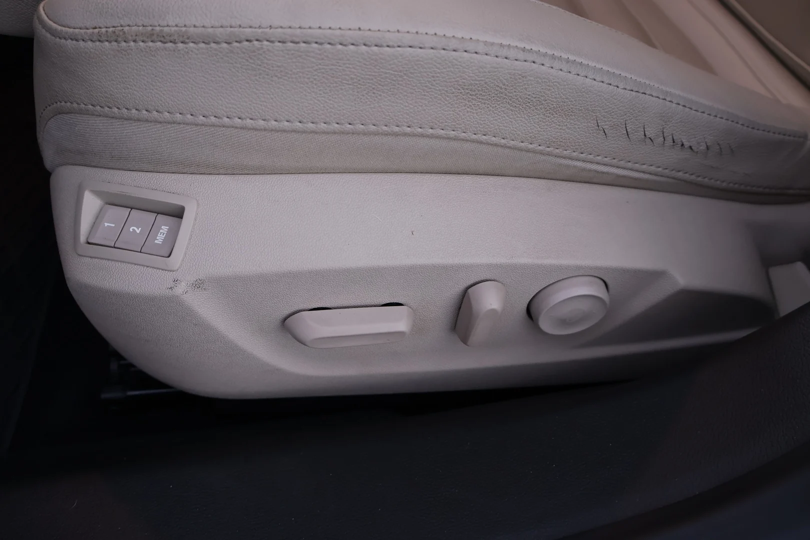 Car Image - 5Rw1DgJBAal4BGzSOMy0Pw