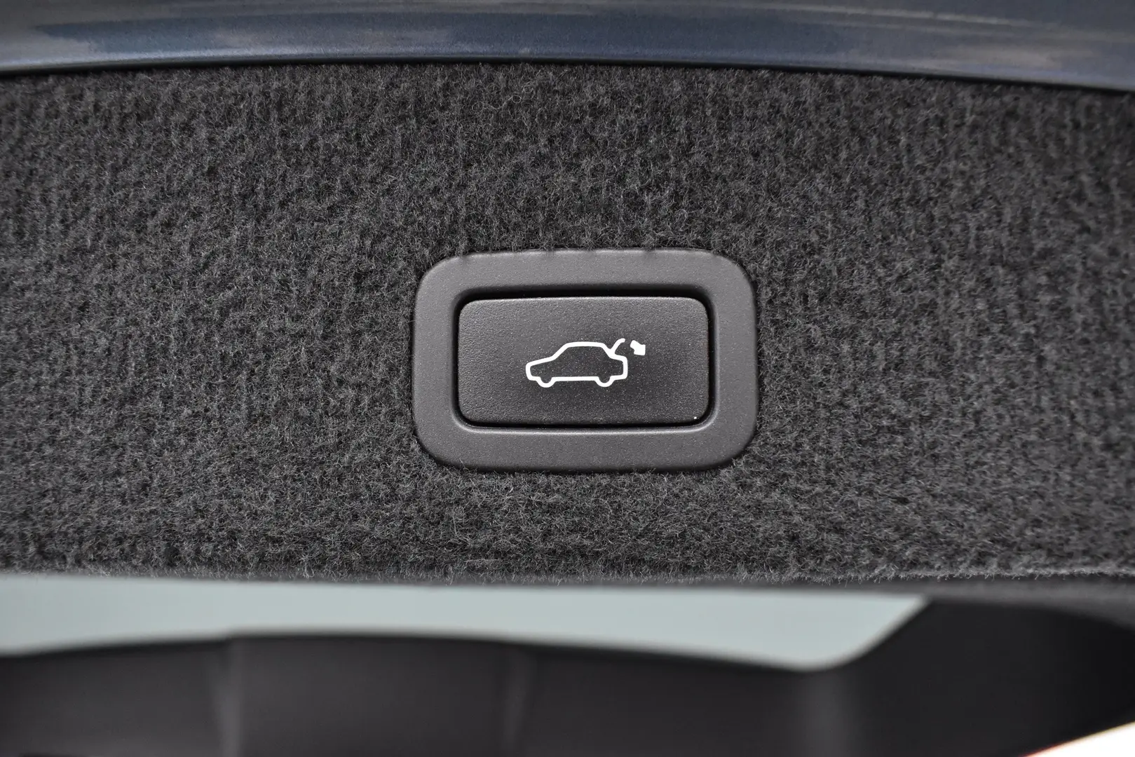 Car Image - 6swUg5RVtYa17G10GFml9b