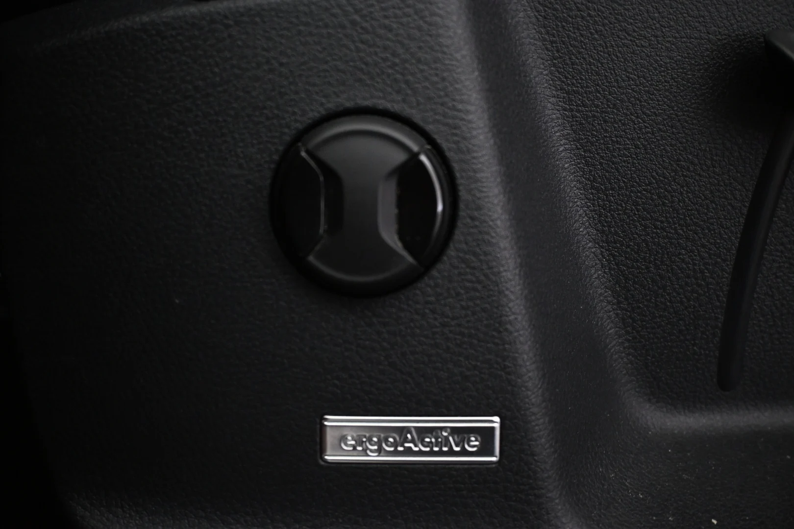 Car Image - F5poQUSEswpSnPRXb5A0i