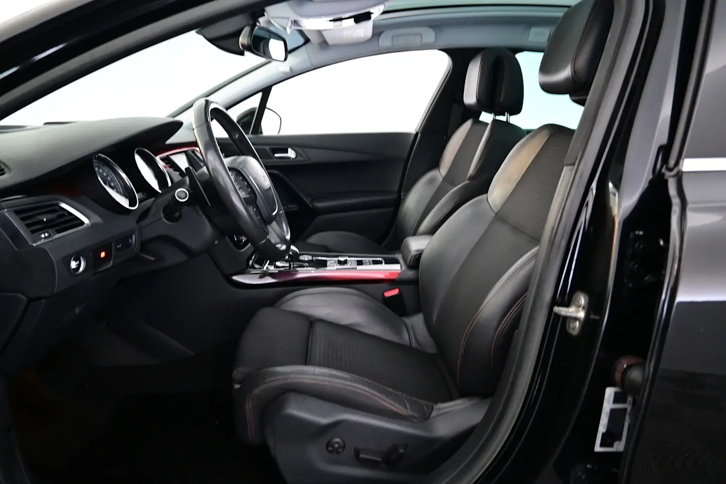 Car Image - 4Rxw3eQ6XqWsuXHgGU3myk