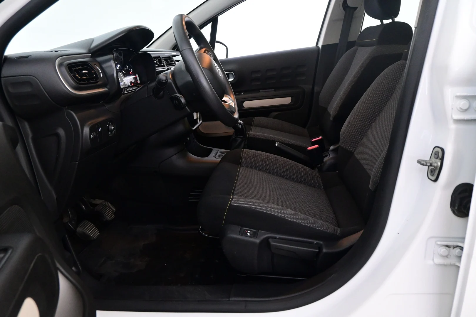 Car Image - 74ENhmoLEev94zwLShDzb1