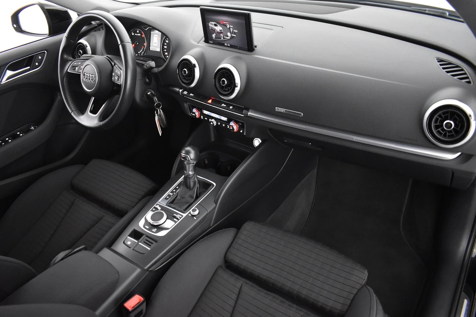 Car Image - neOXz5DDaQr2L7jPamqm9