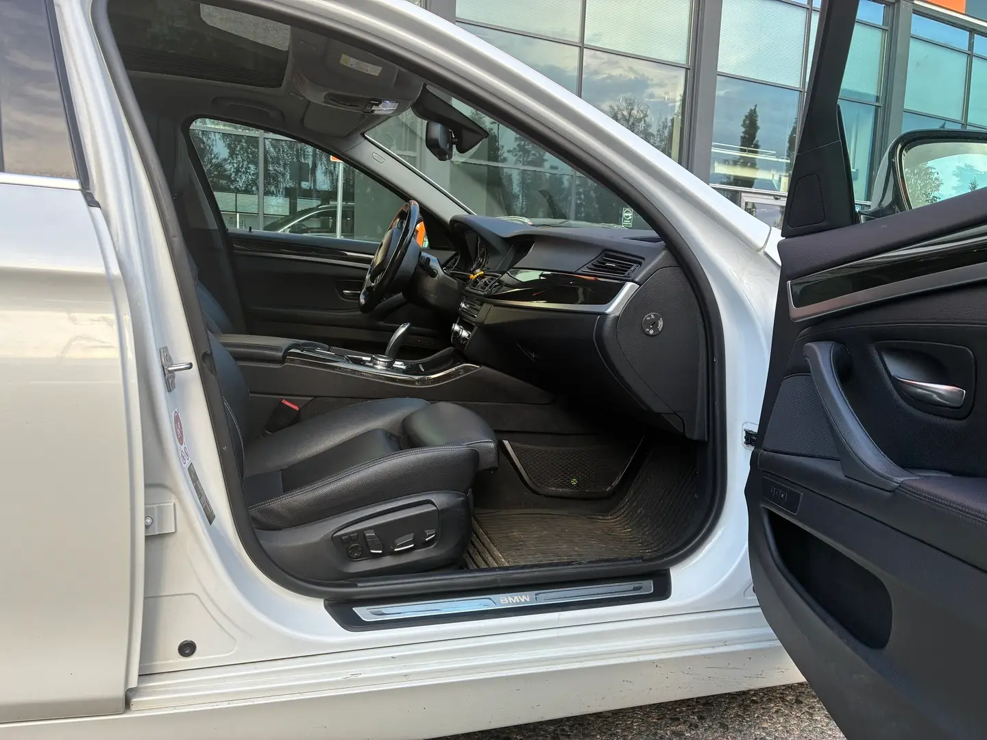 Car Image - 2xw77m5w355Yamdi1dH8NQ