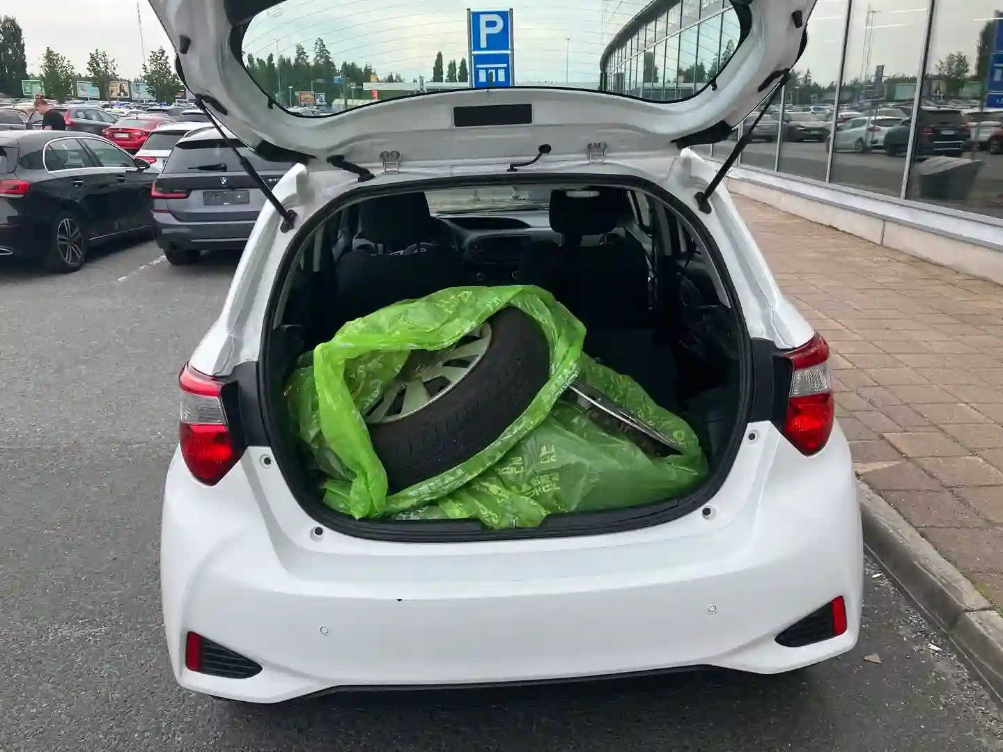 Car Image - 7i3LGTPwYujGVagvVhPd4A
