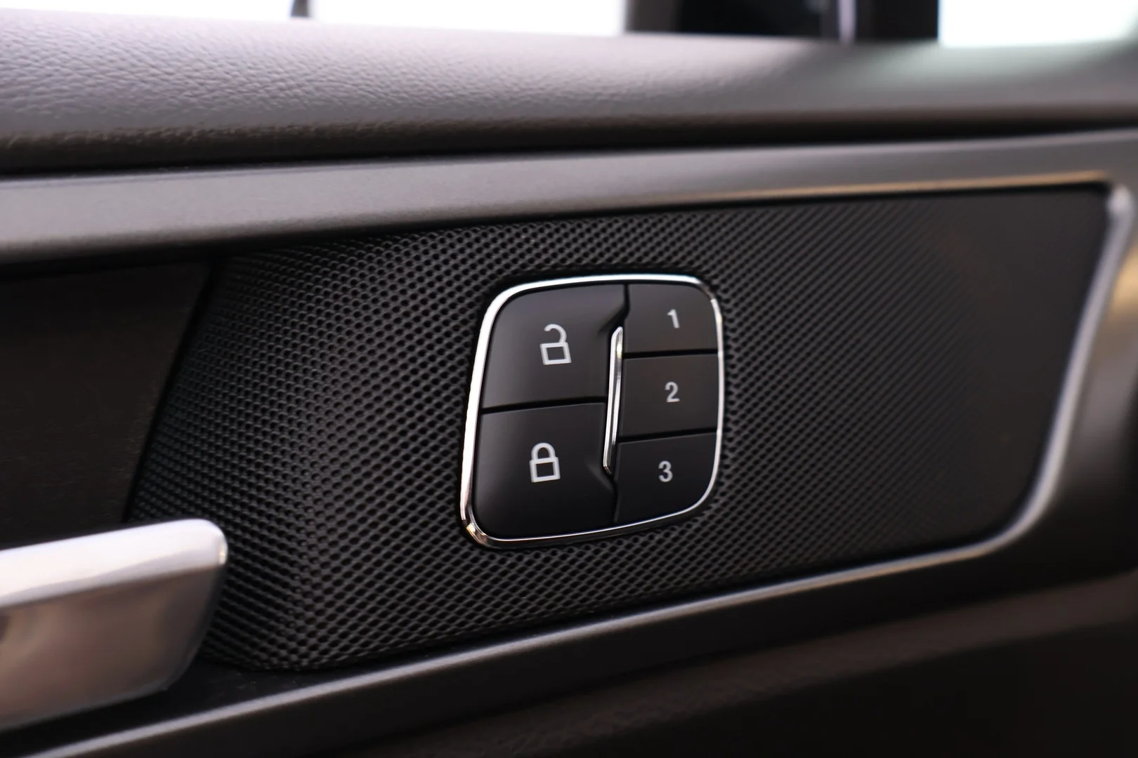 Car Image - 1tQjfGvAlz53n9m7jxuDcG
