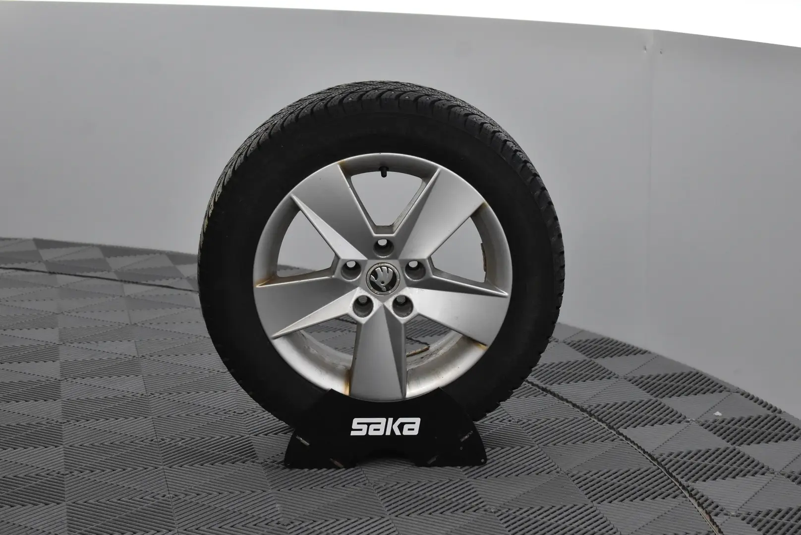 Car Image - 6onBqsp9EOSl7HUlkKAMA6