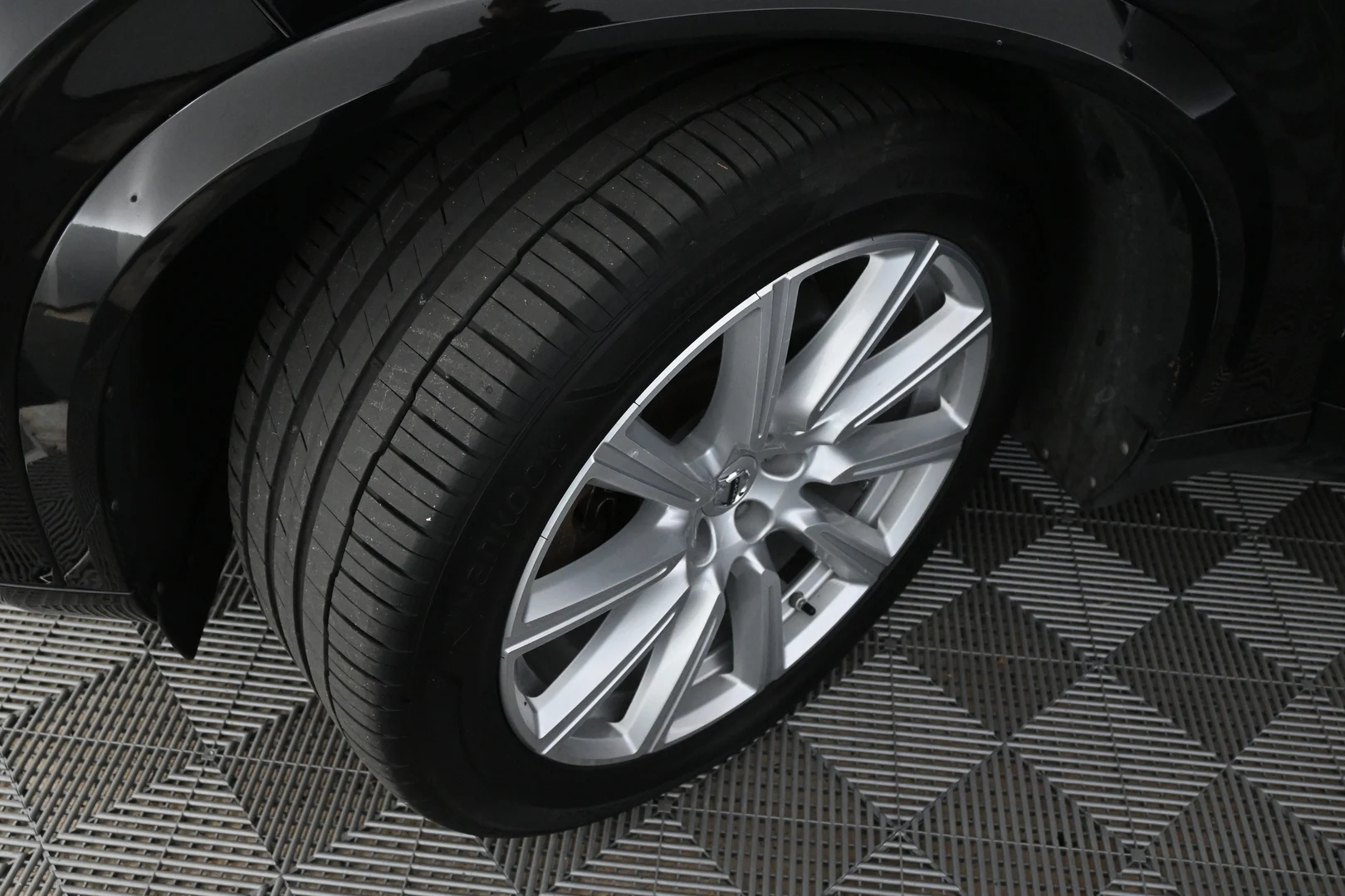 Car Image - 7iZ8vvXkAeZa6lKVkrMEUm