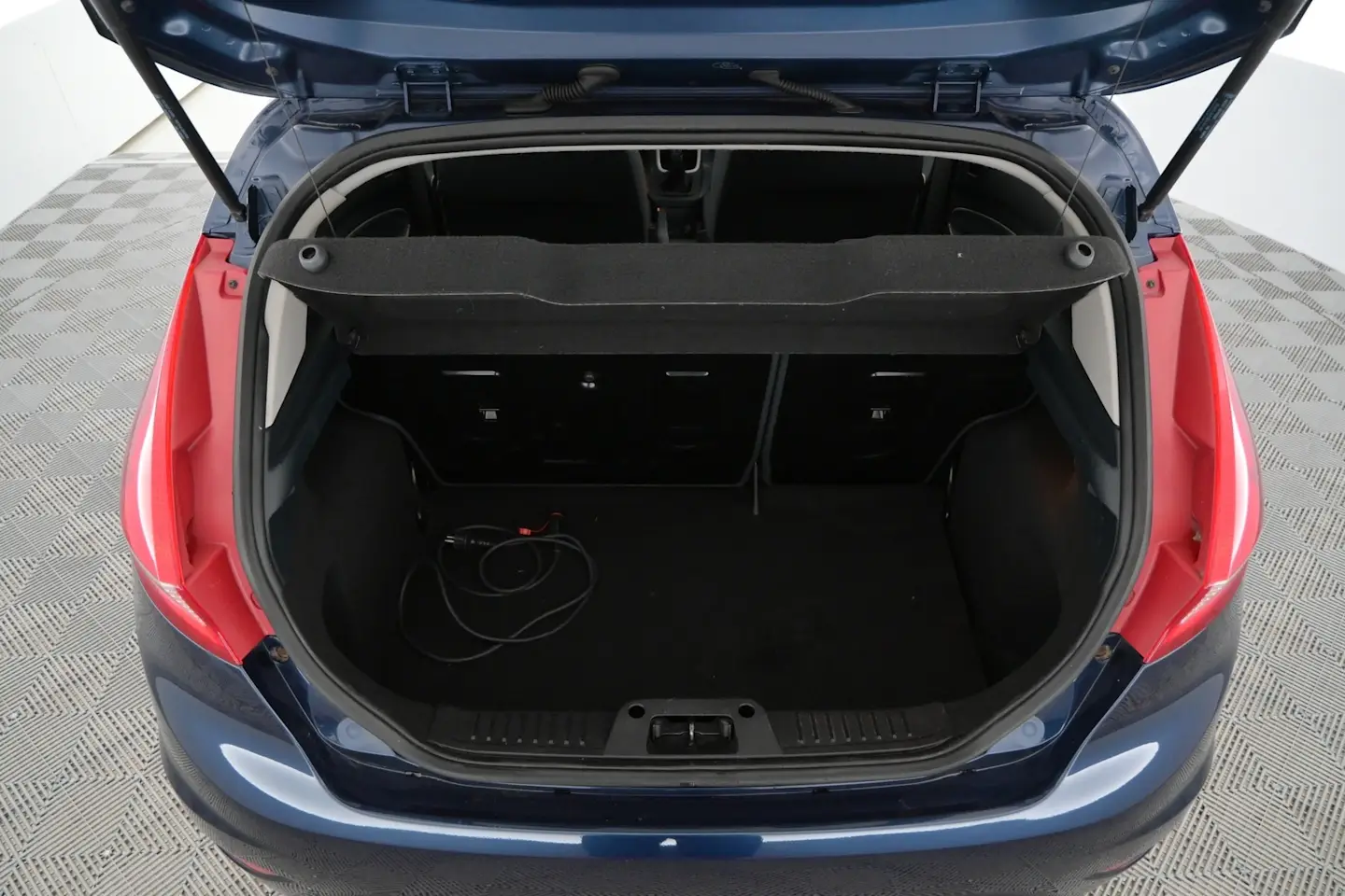 Car Image - 2dXOcY0tPDx7JM2zI5IndW