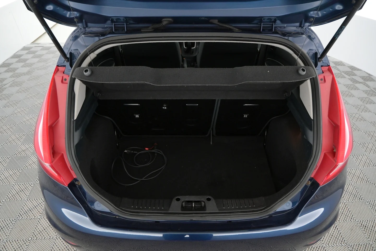 Car Image - 2dXOcY0tPDx7JM2zI5IndW