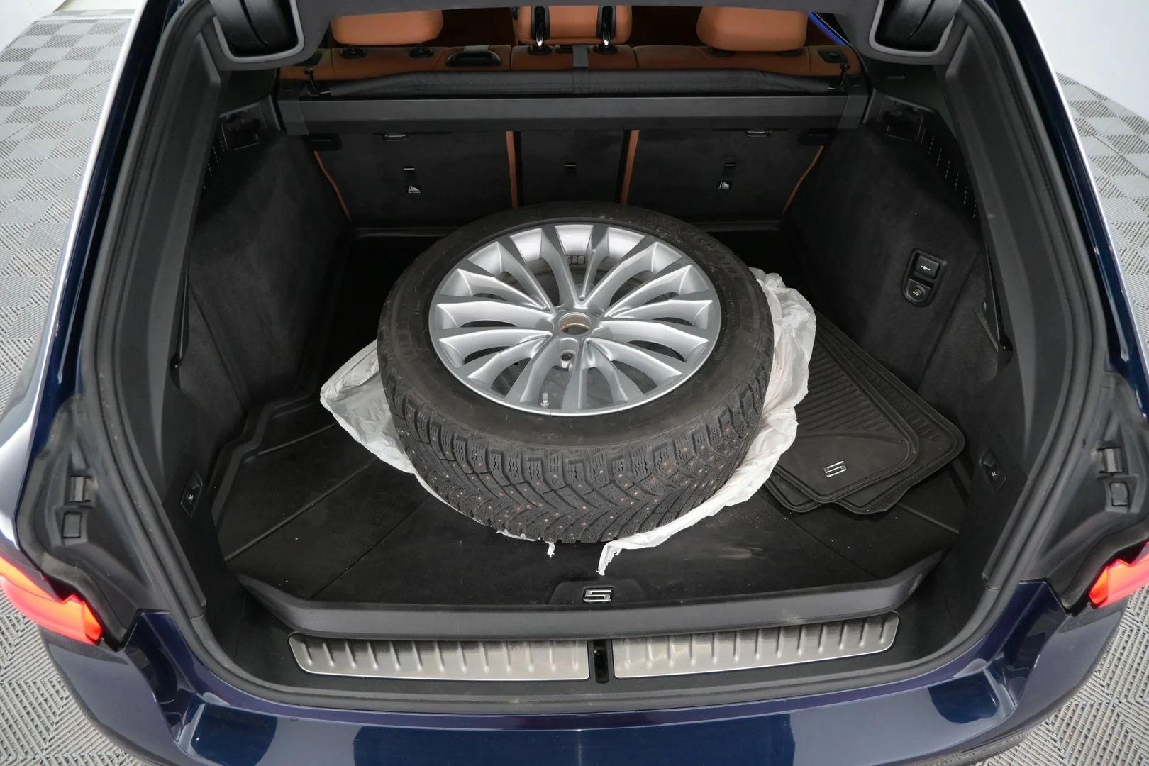 Car Image - 16H21sI5MuBu61agmuszFJ