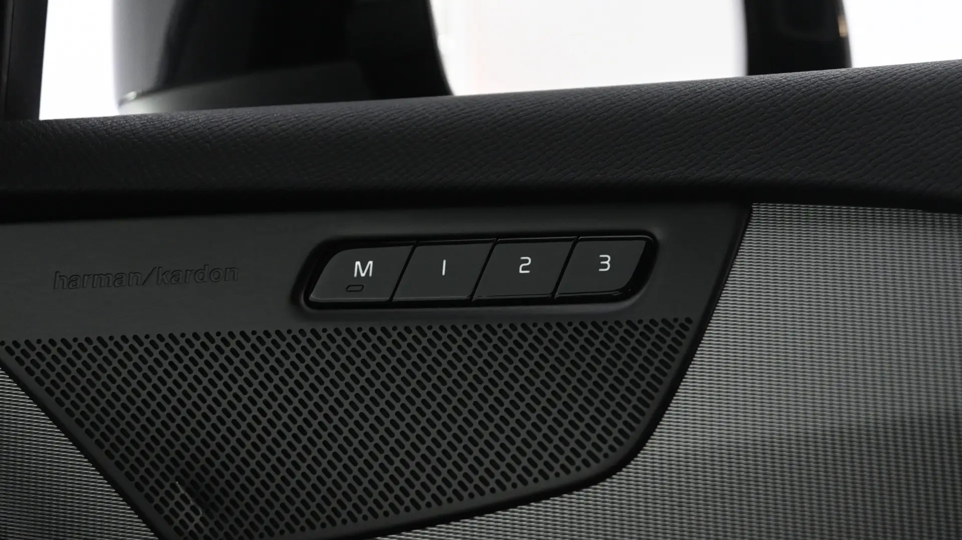 Car Image - 14obBX9CDBYcvL1pL2j0VC
