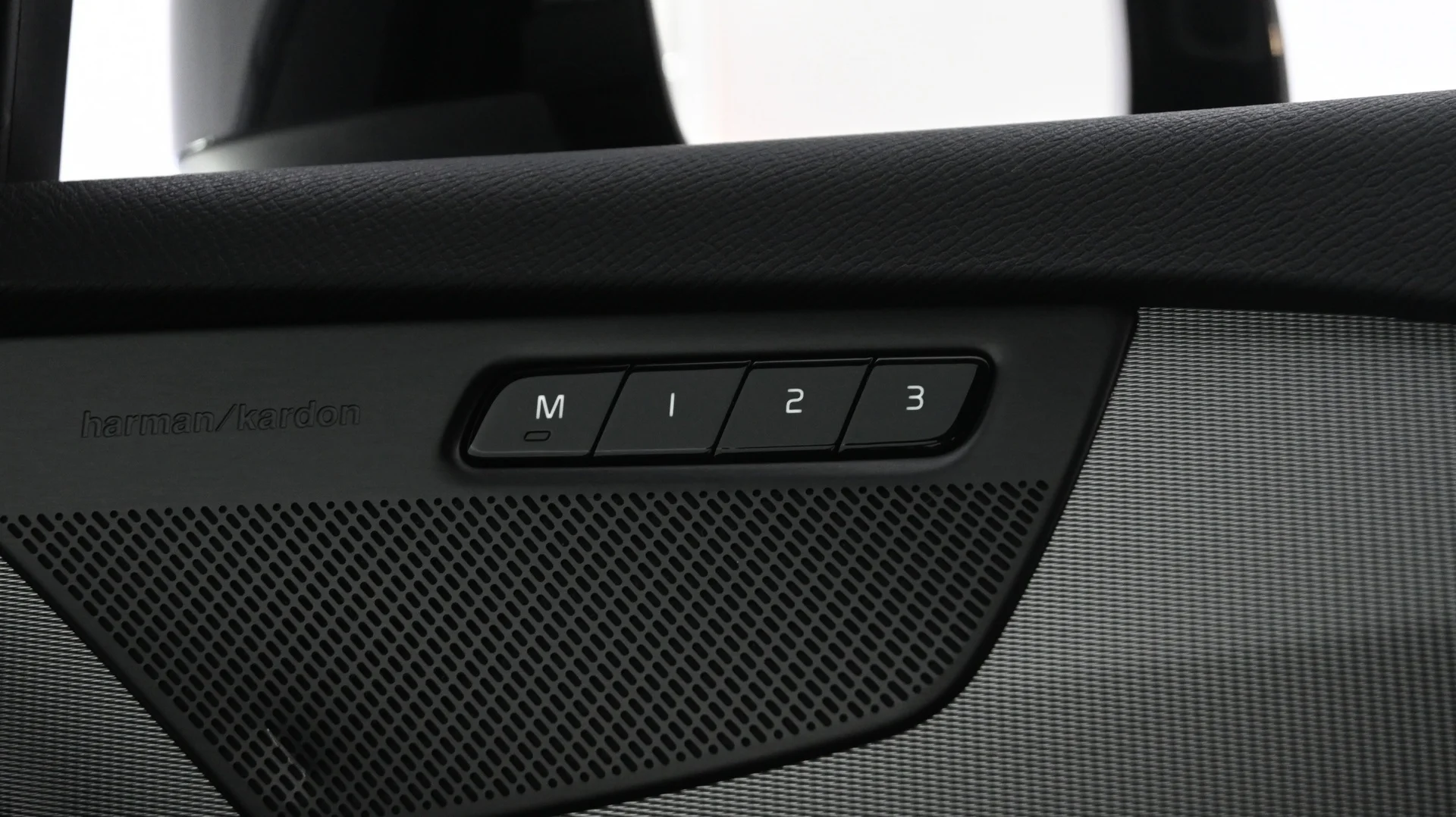 Car Image - 14obBX9CDBYcvL1pL2j0VC