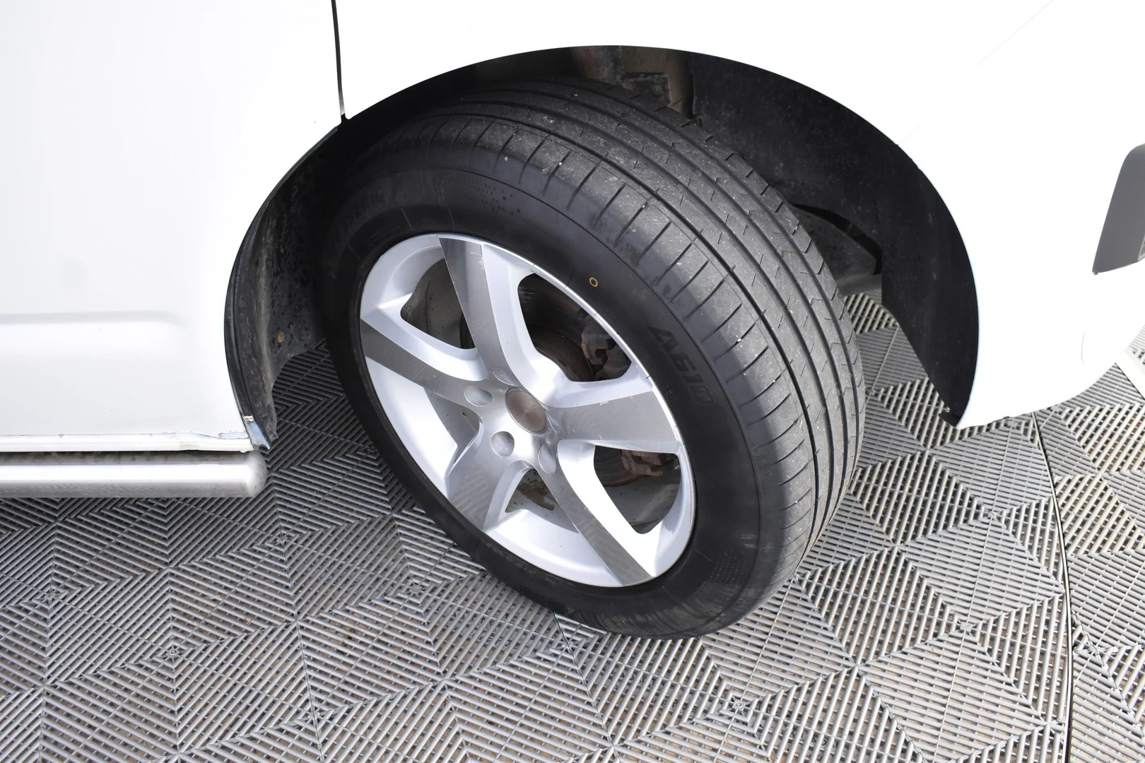 Car Image - 4i3eYNmXMRy9Ld6pF8HdSV