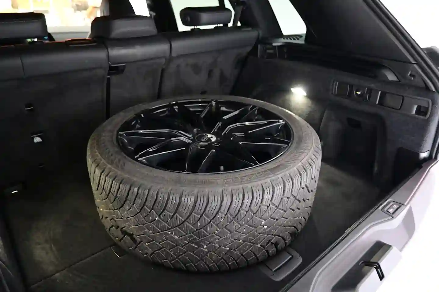 Car Image - HOMrbvUO5qV8kCXcWz31e