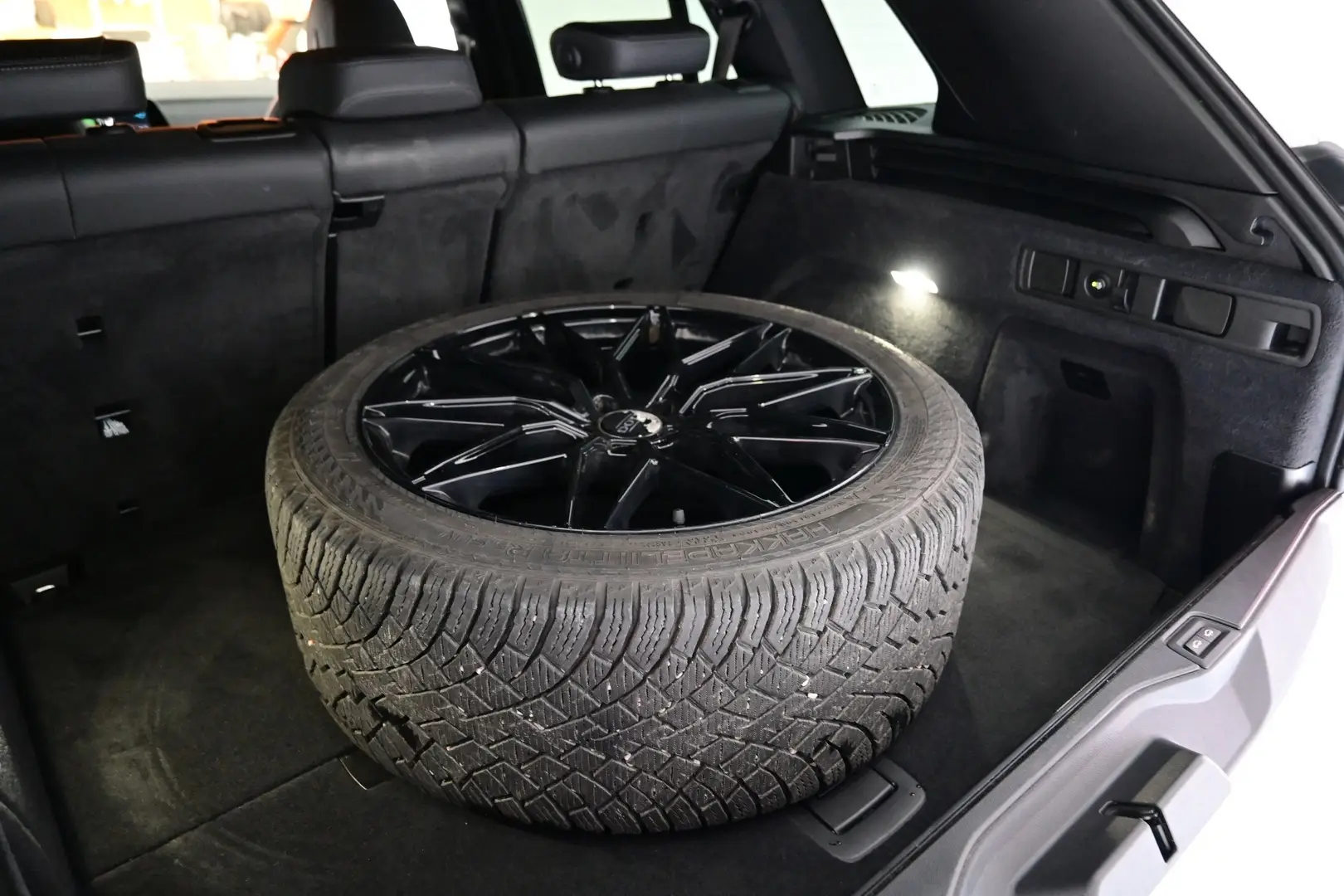 Car Image - HOMrbvUO5qV8kCXcWz31e