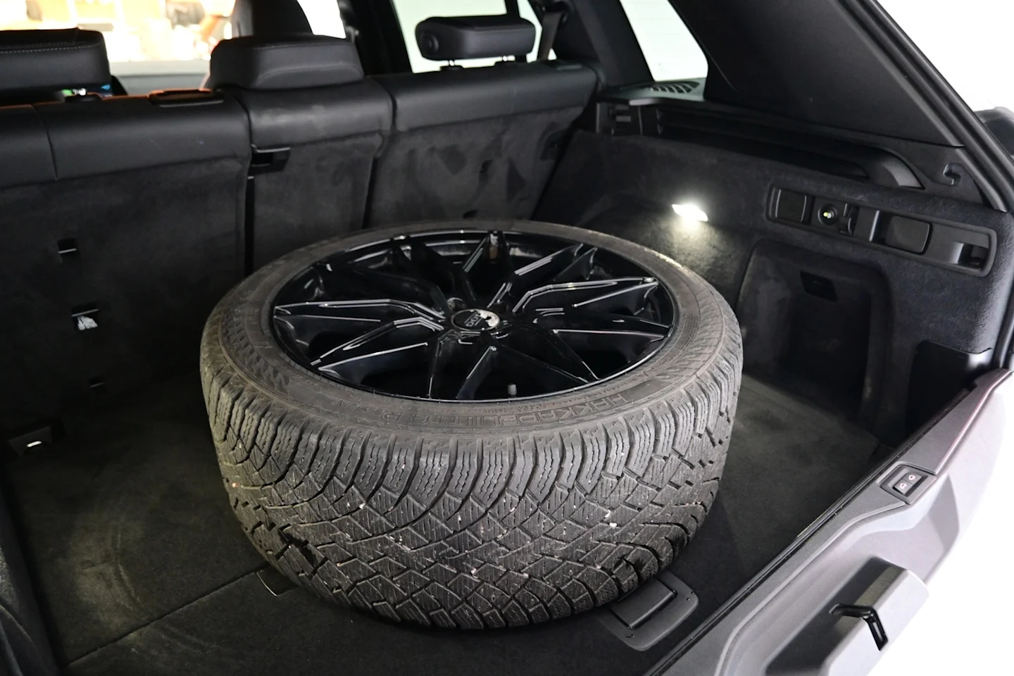 Car Image - HOMrbvUO5qV8kCXcWz31e