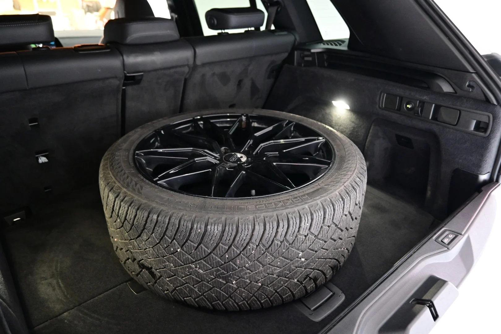 Car Image - HOMrbvUO5qV8kCXcWz31e