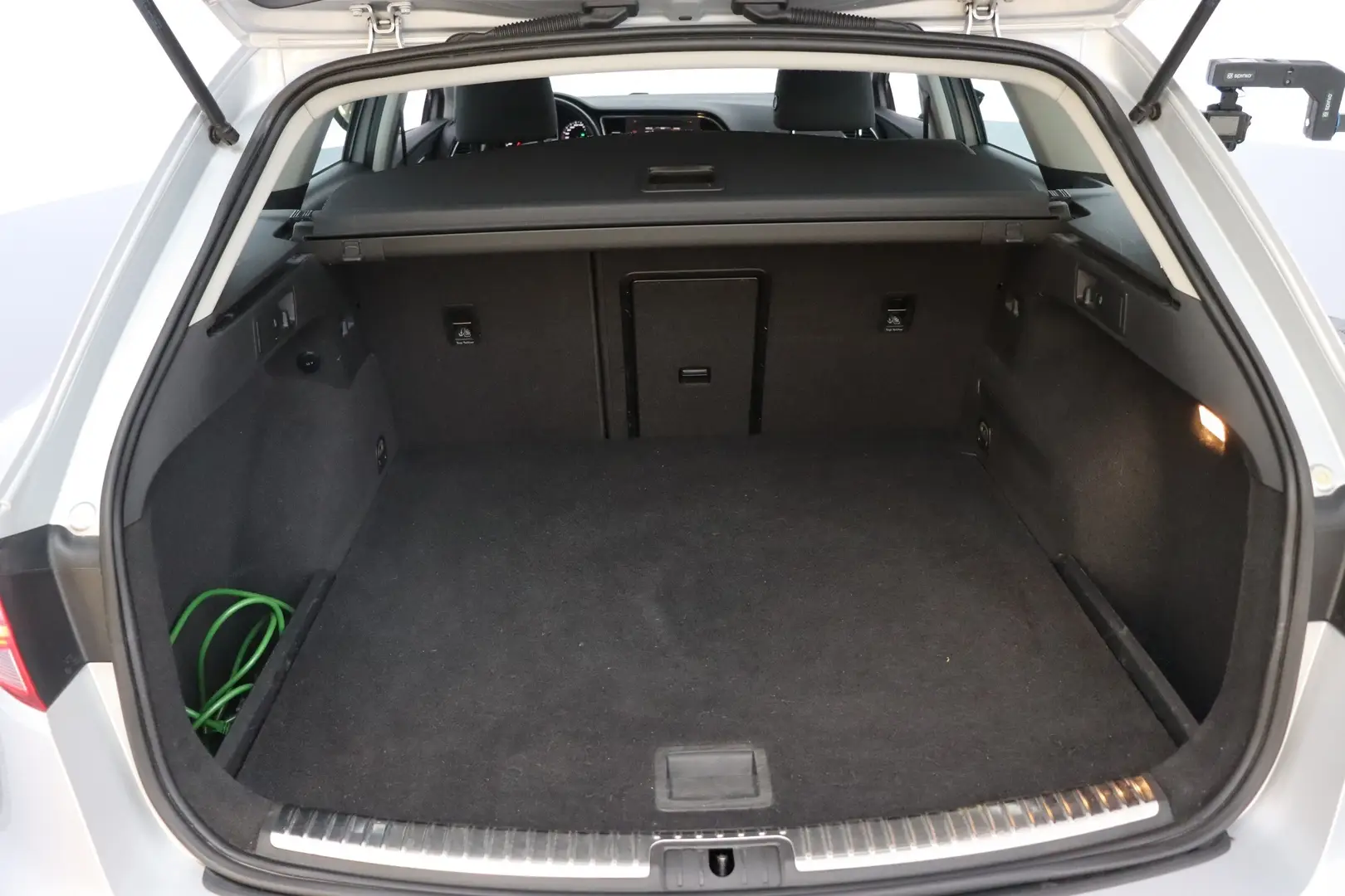 Car Image - YPOrlWmJmYLNe6C14EcXY
