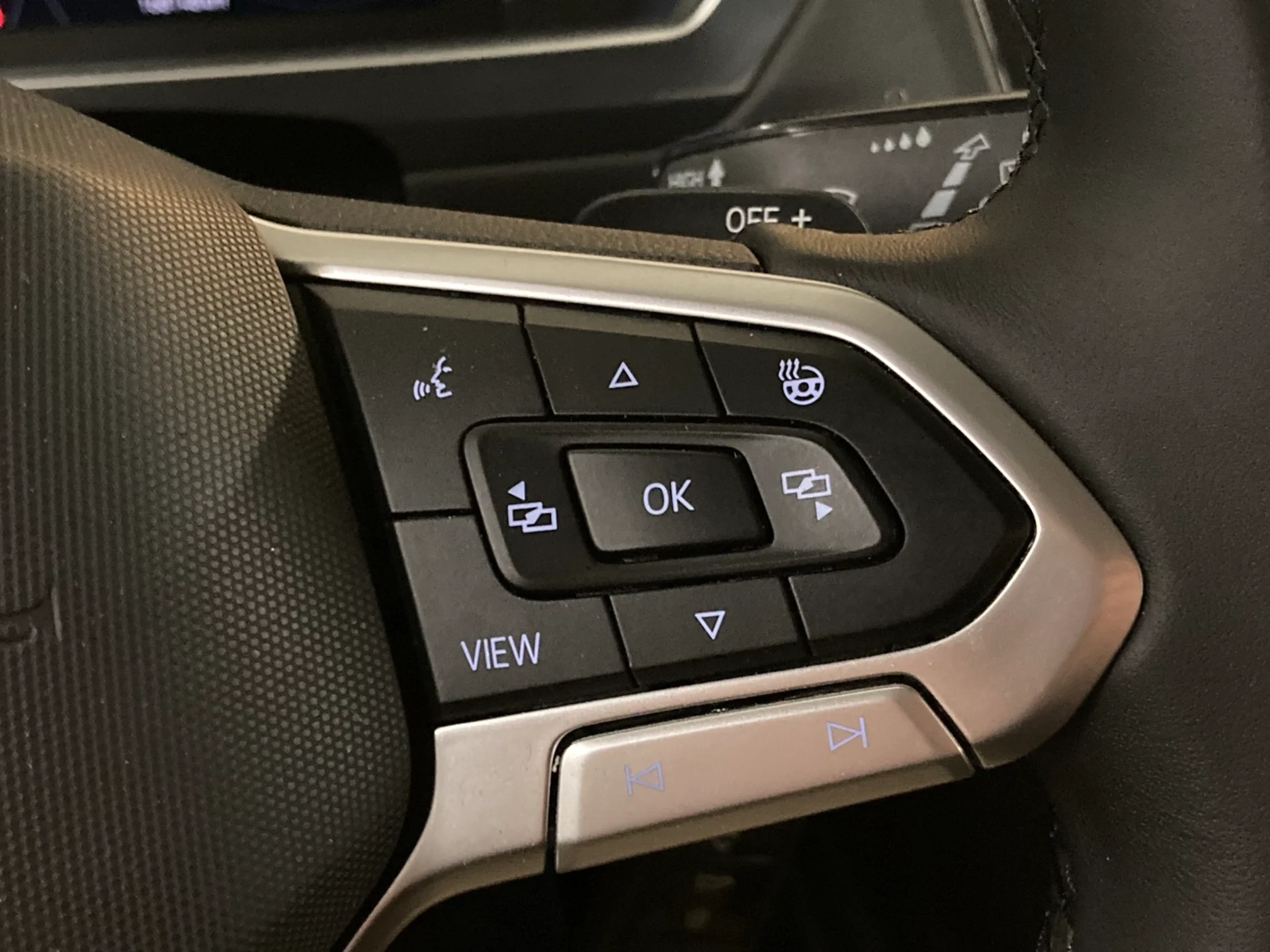 Car Image - 4A4oX6bUbYAbf5lCN1vbfC