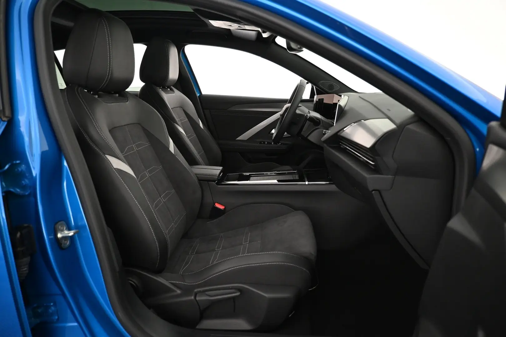 Car Image - e2byUTi1a1cwCr7KkBxIm