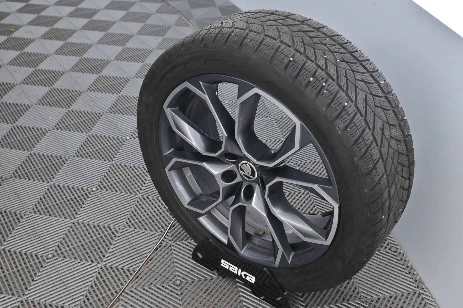 Car Image - 1lgOXsAKYKM1xOmFq3Tg5b