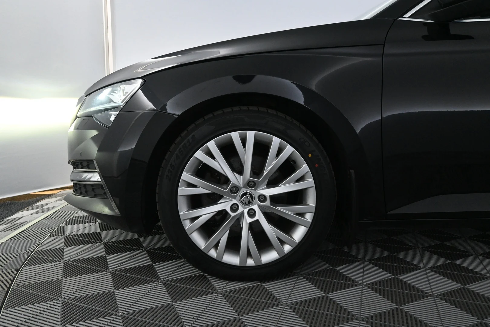 Car Image - zUvqFzreCXsyLiNV7CtkP