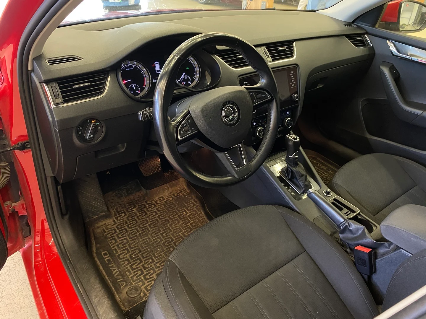Car Image - 4iMJpscrkhMcuzCYb6c4Hz