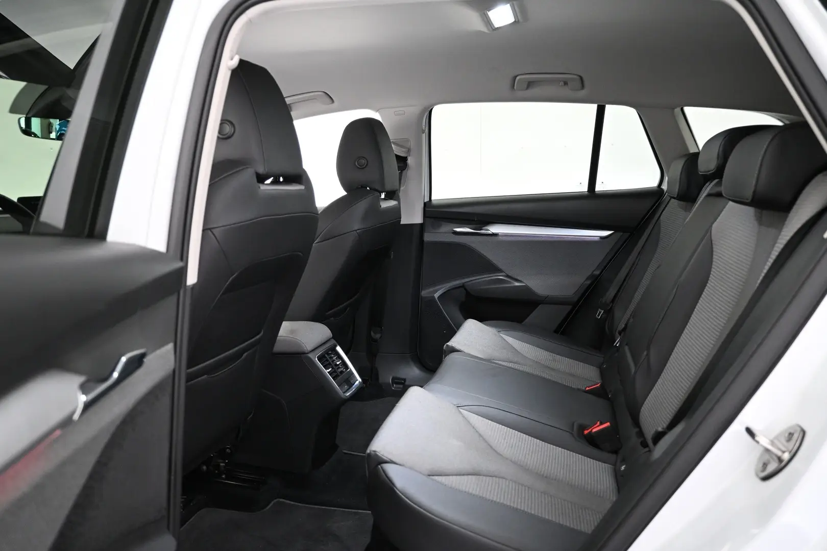 Car Image - 3b6N6TkxRVyVOzzWUcoWb6