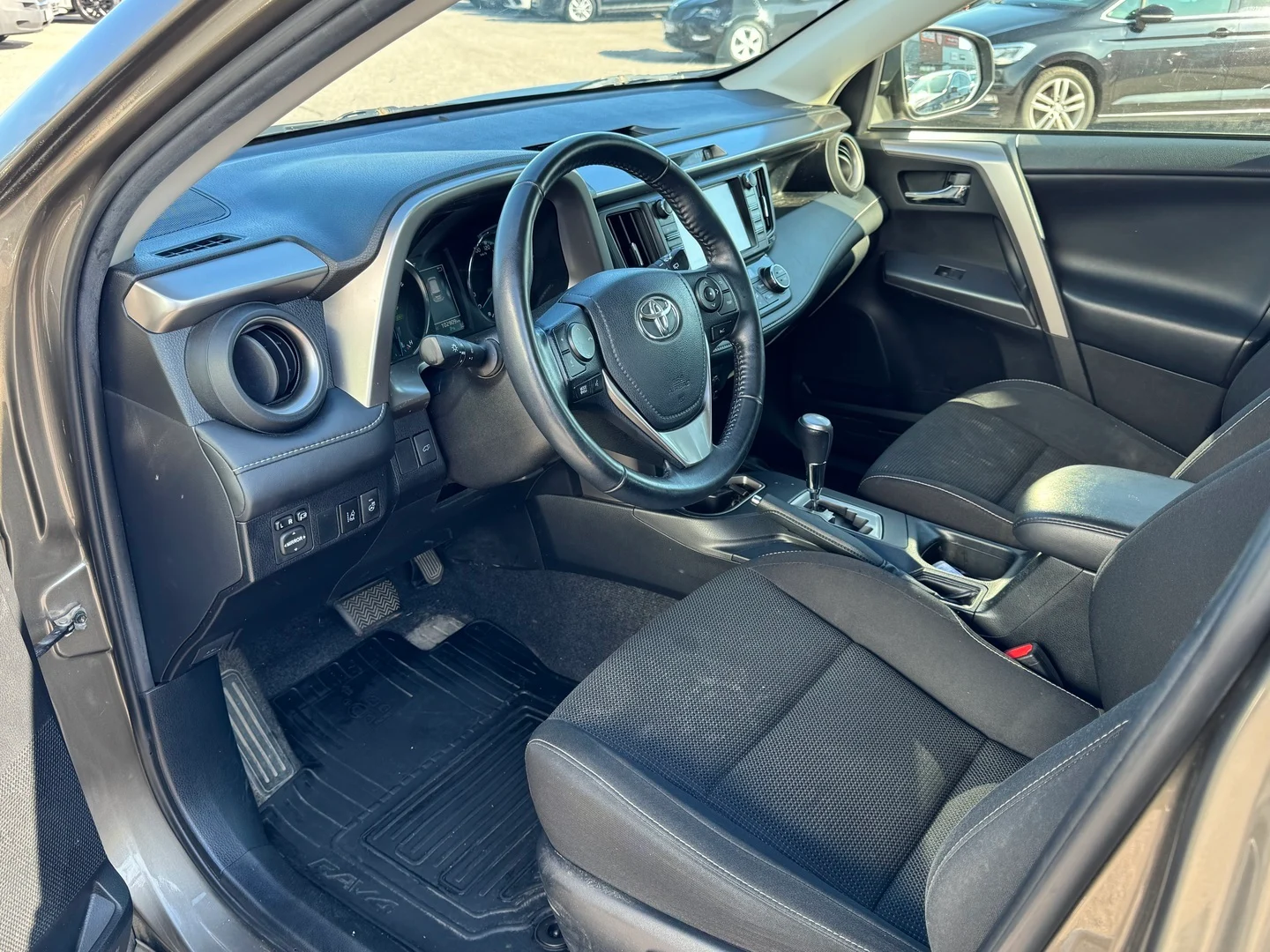 Car Image - RyOYXlLZwPC0aTGEDP7xU