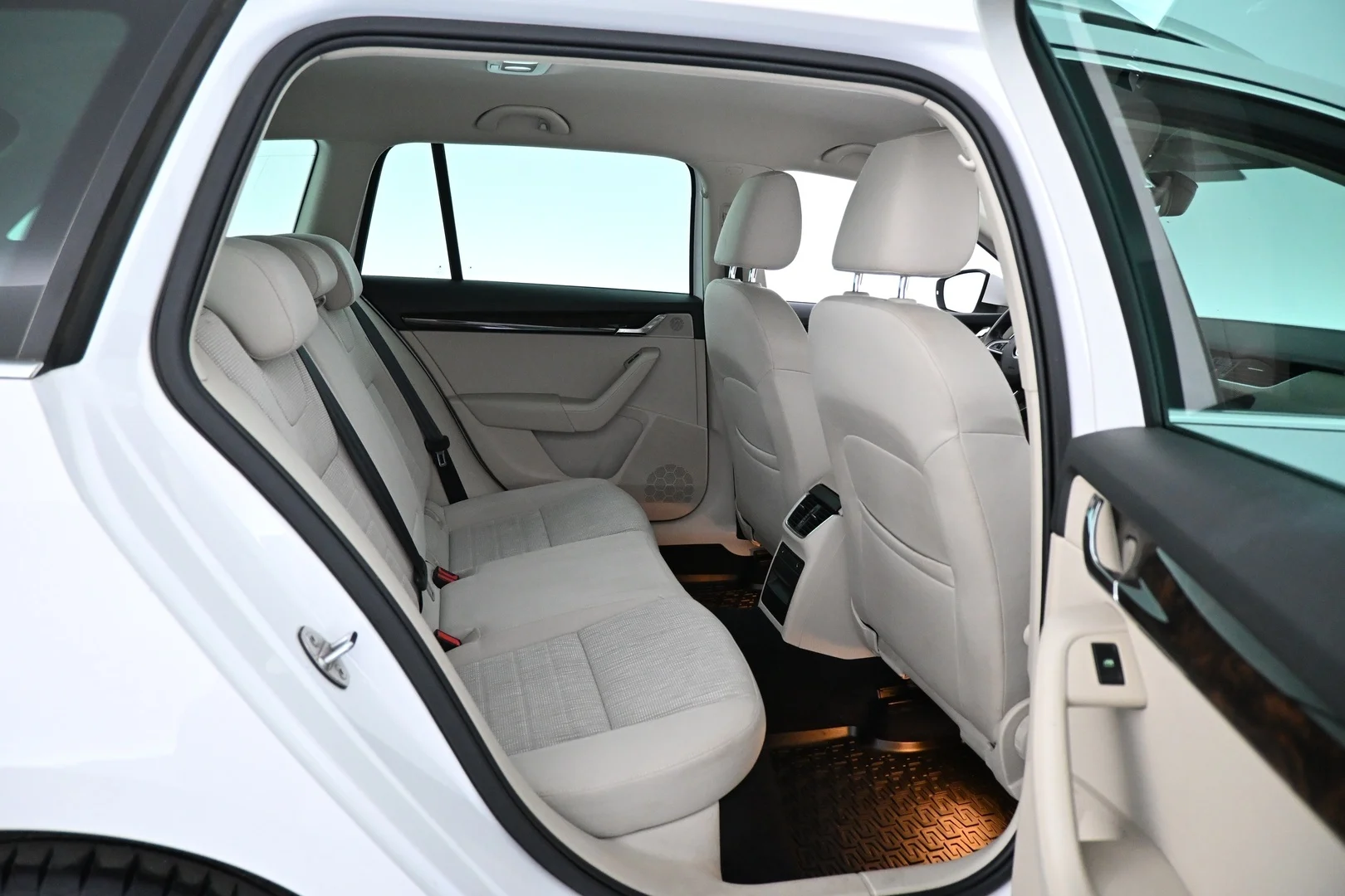Car Image - 6b0HZQrni6q5JC9lMs8Y4z