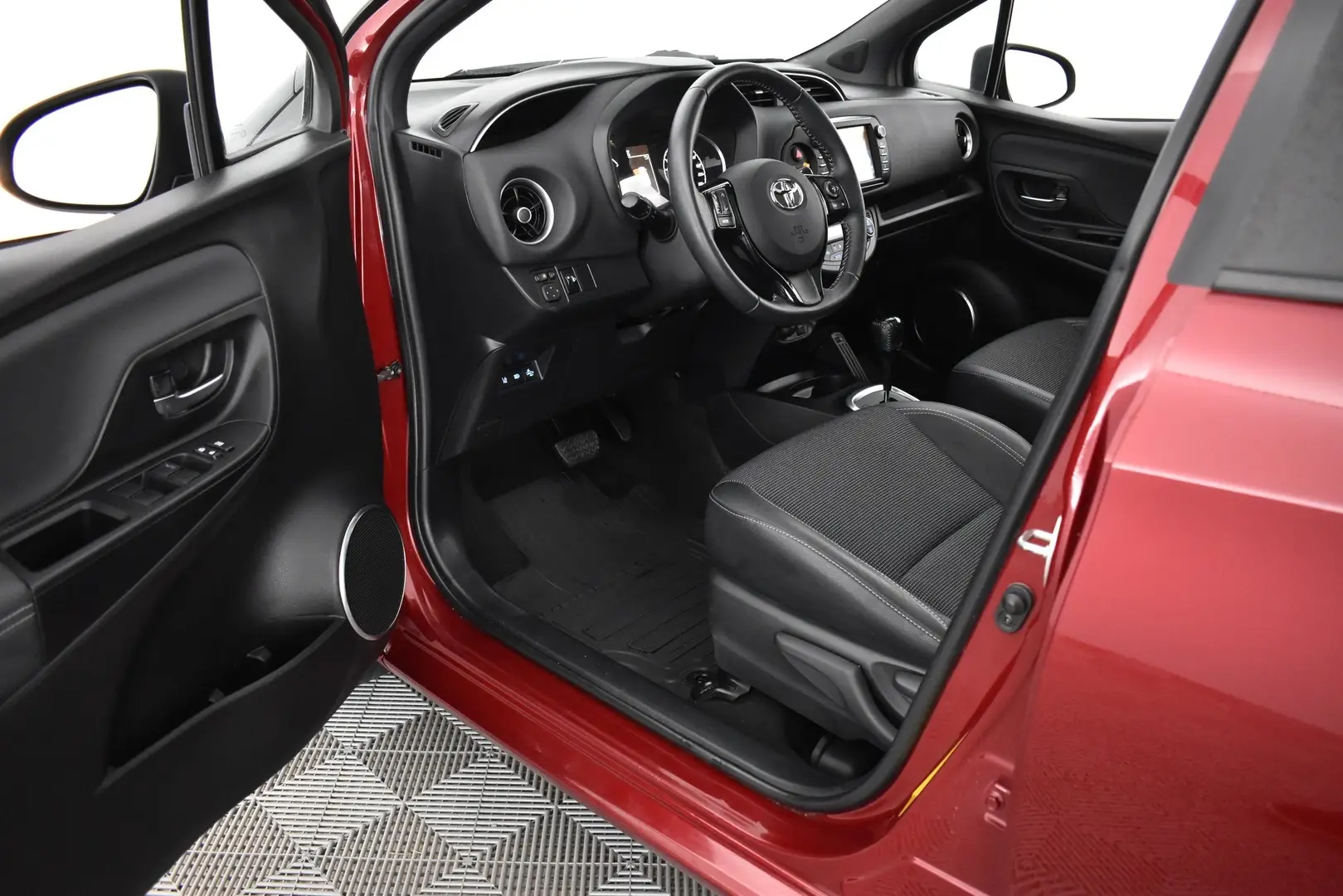 Car Image - 6AUnB3GlTlxyVLmGLVh8xx