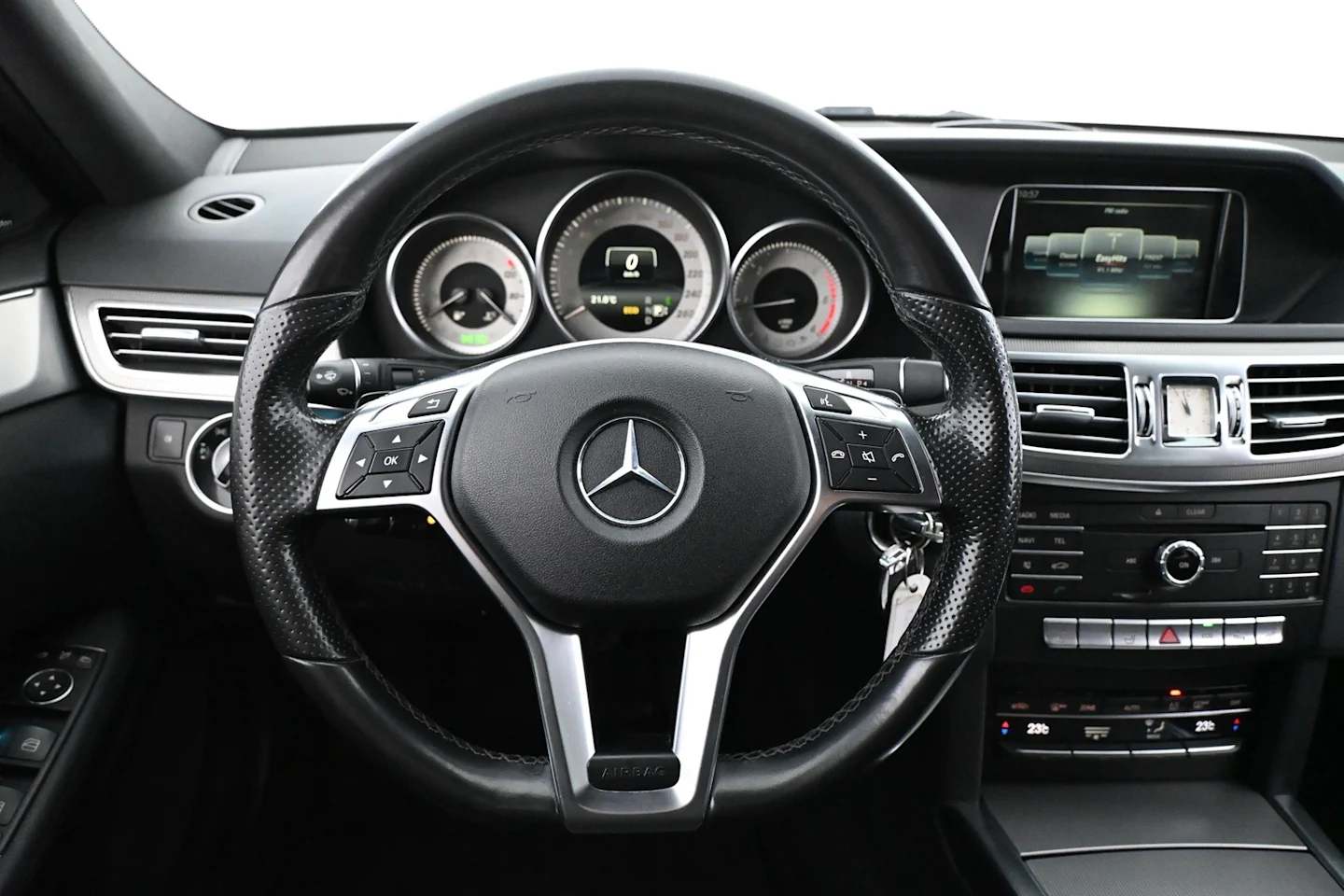 Car Image - 7bXLO9KgWYzr4WUhhiKOf9