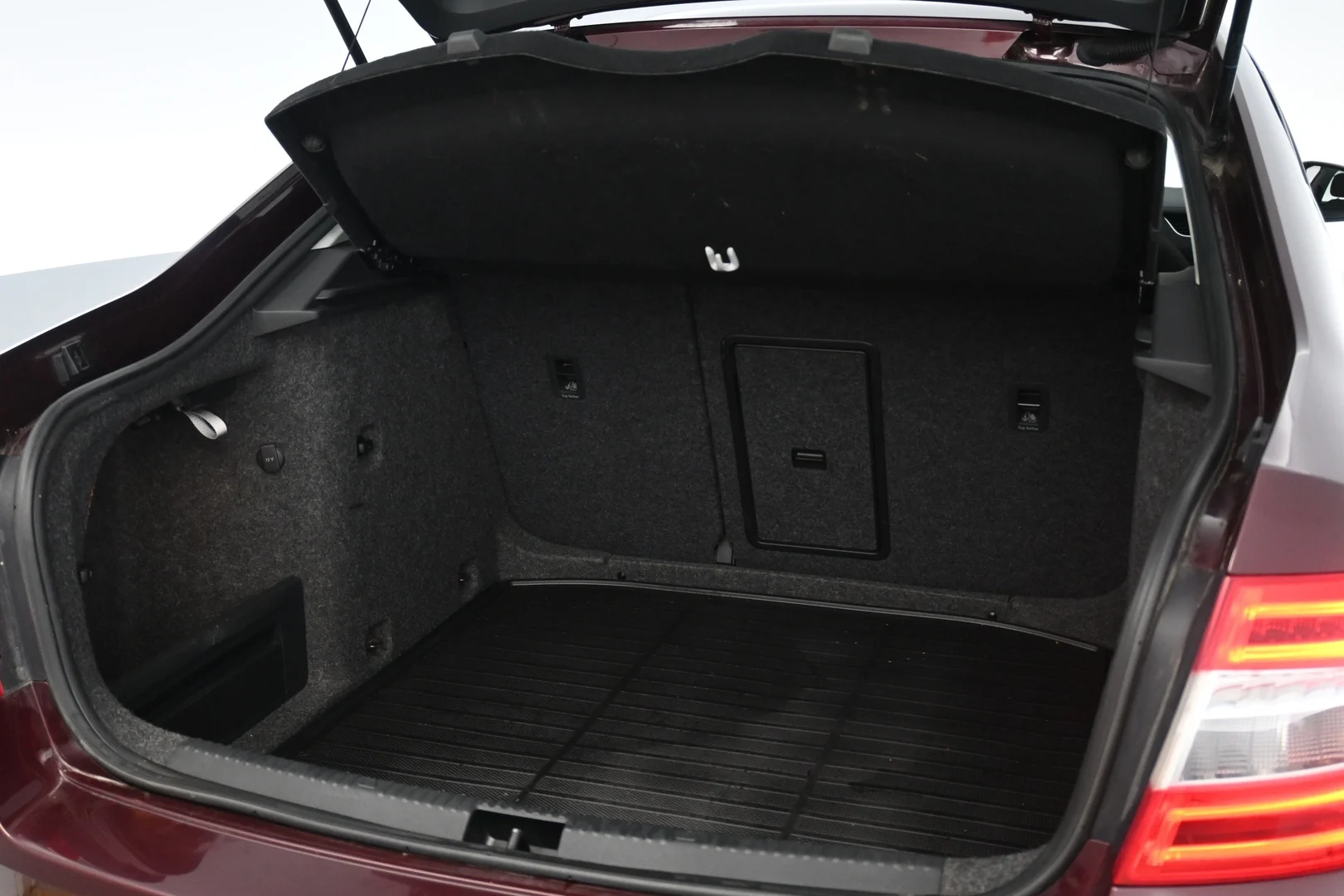 Car Image - UpwIIxLX0zZ3xnAeYUKkP