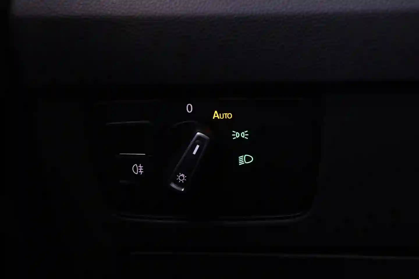 Car Image - lBR5ESRuWylDzrfegbe4F