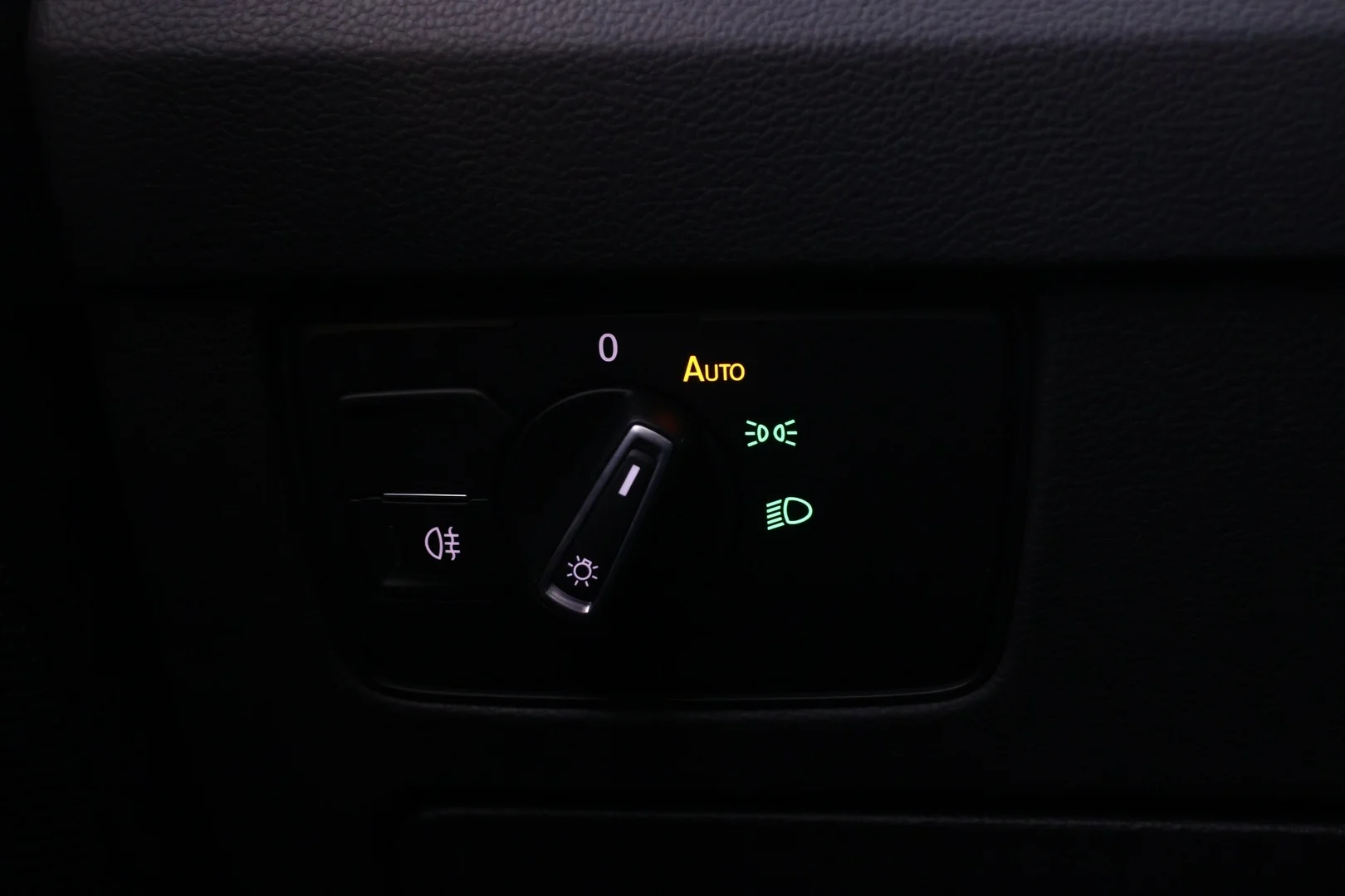 Car Image - lBR5ESRuWylDzrfegbe4F