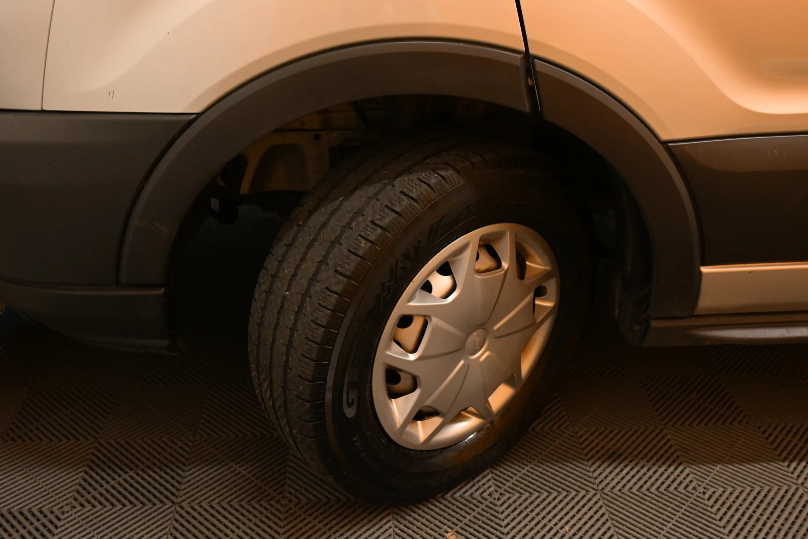 Car Image - 2QSTHlYFLBeonwFFV2Heqm